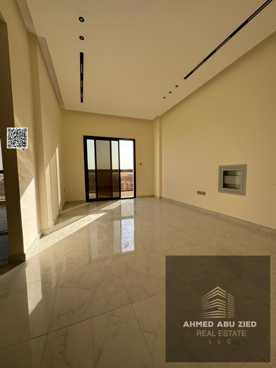 First occupancy with one month free. Apartment consisting of two master bedrooms, a spacious living room, a fully equipped kitchen, and three bathroom