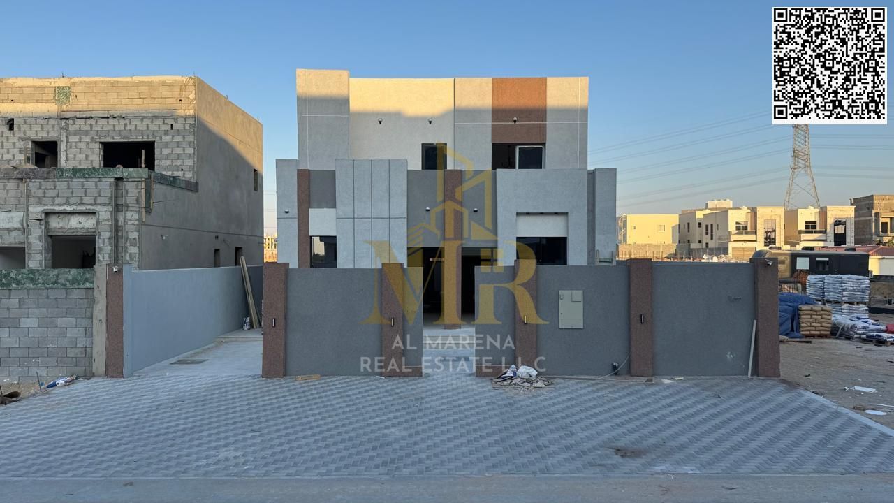 A villa with a price including registration and ownership fees on the main street, ready to move in, in the most prestigious areas of Ajman. Freehold