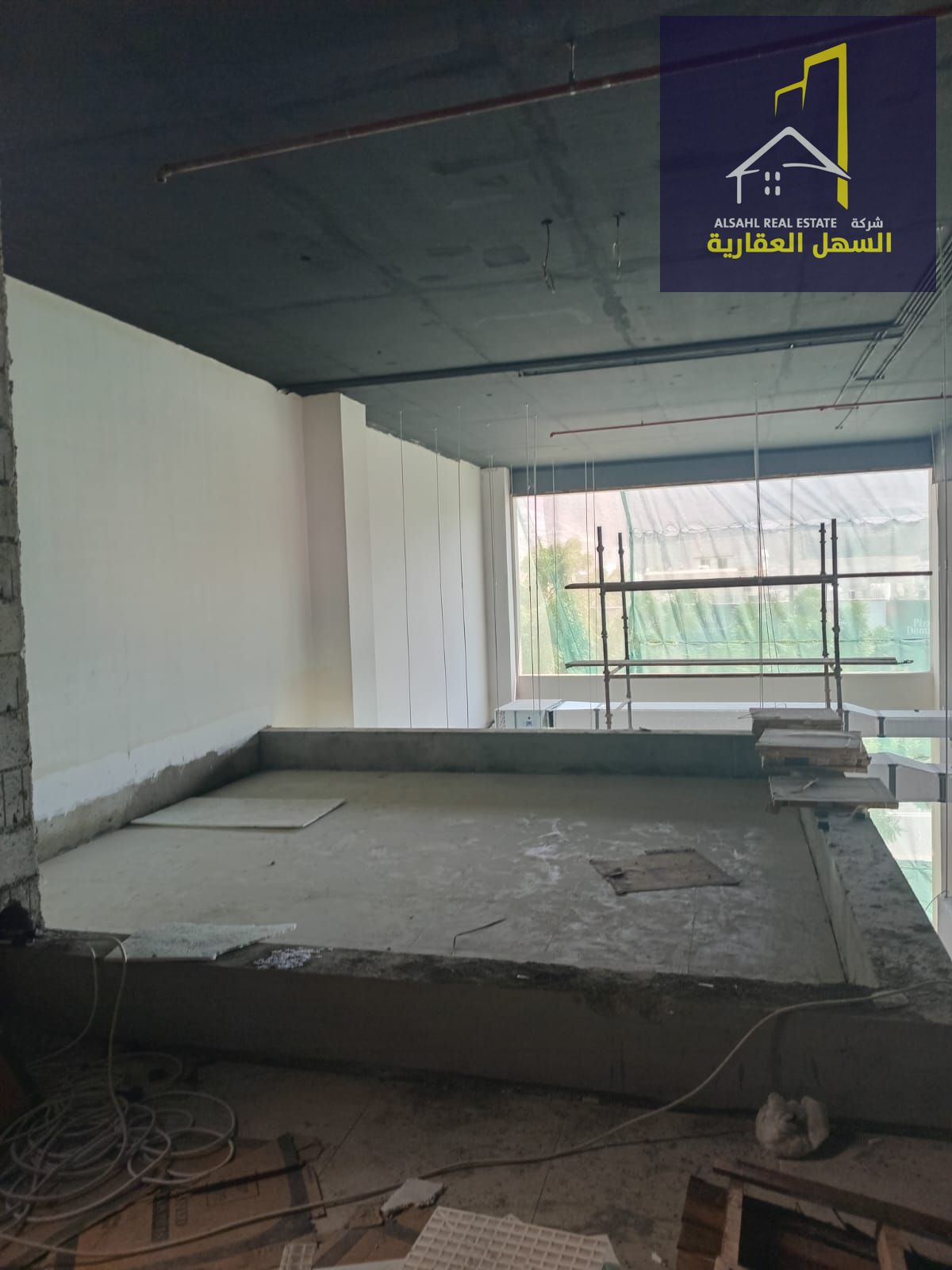 Commercial shop on the main road with an area of 10,000 square feet