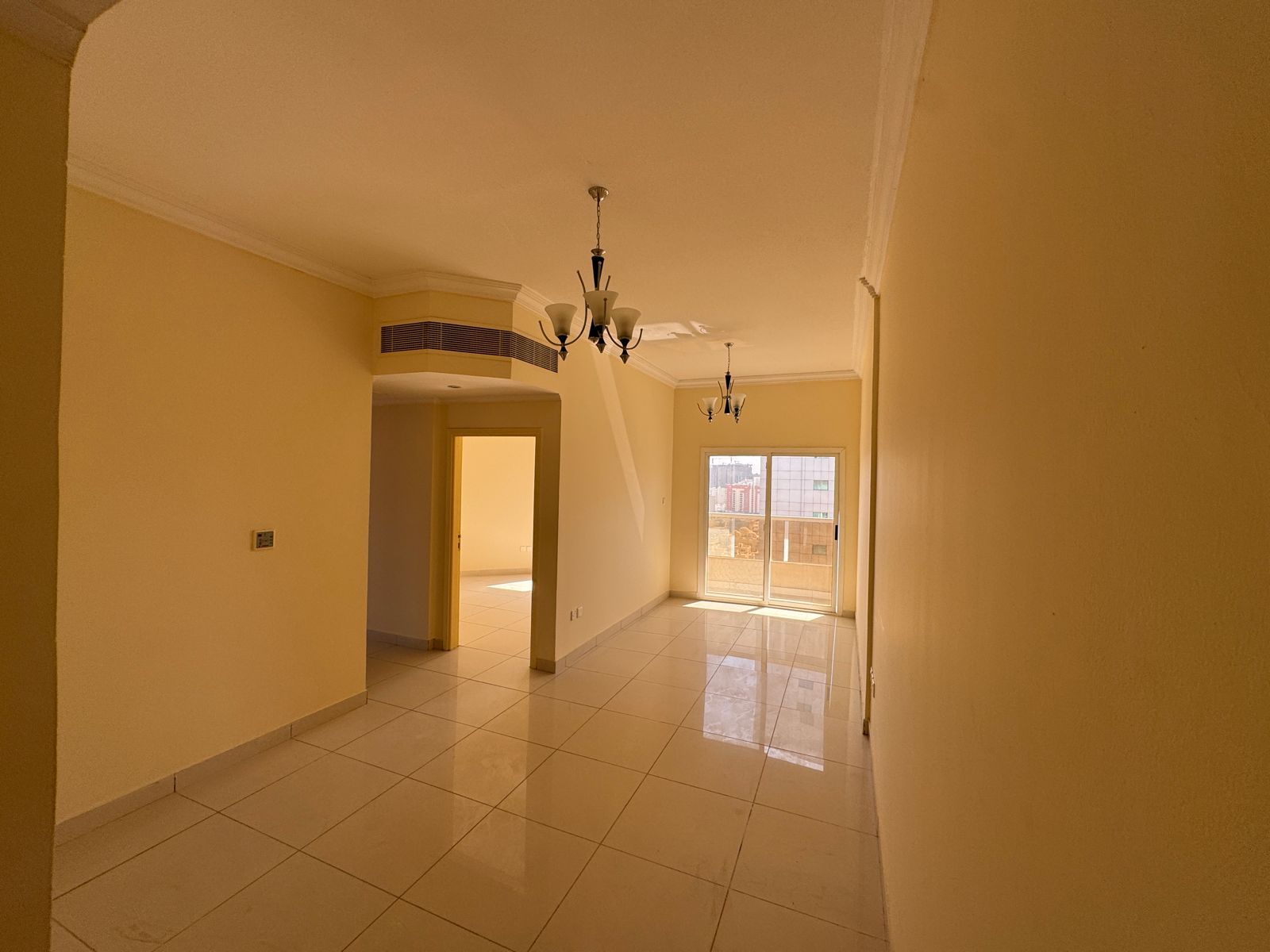 Lowest price in a prime location, close to services, at an affordable price, family building, and free maintenance.