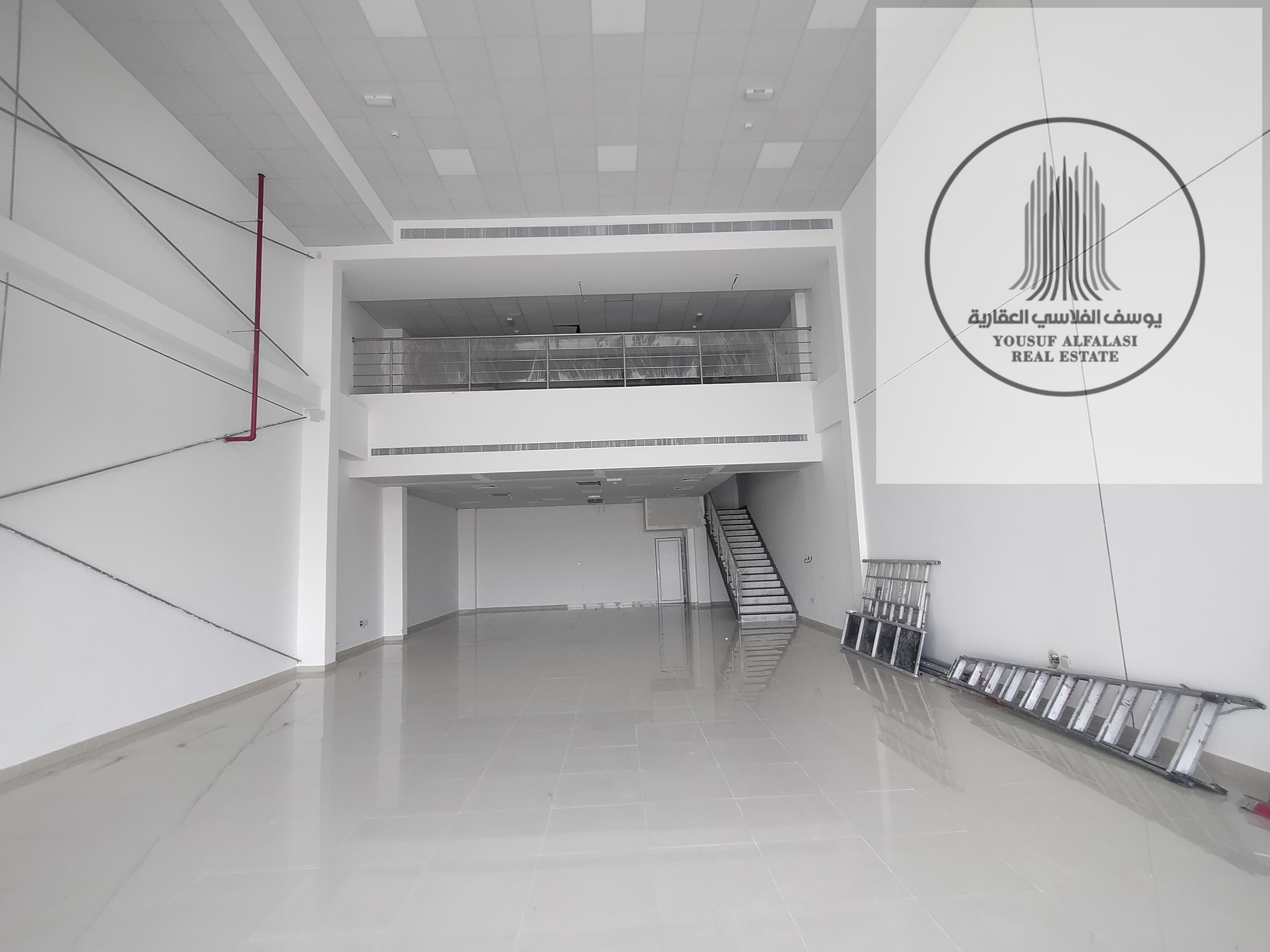 Showroom for rent Area 18 2600 sq mezzanine price AED 150,000, electricity 38 kW