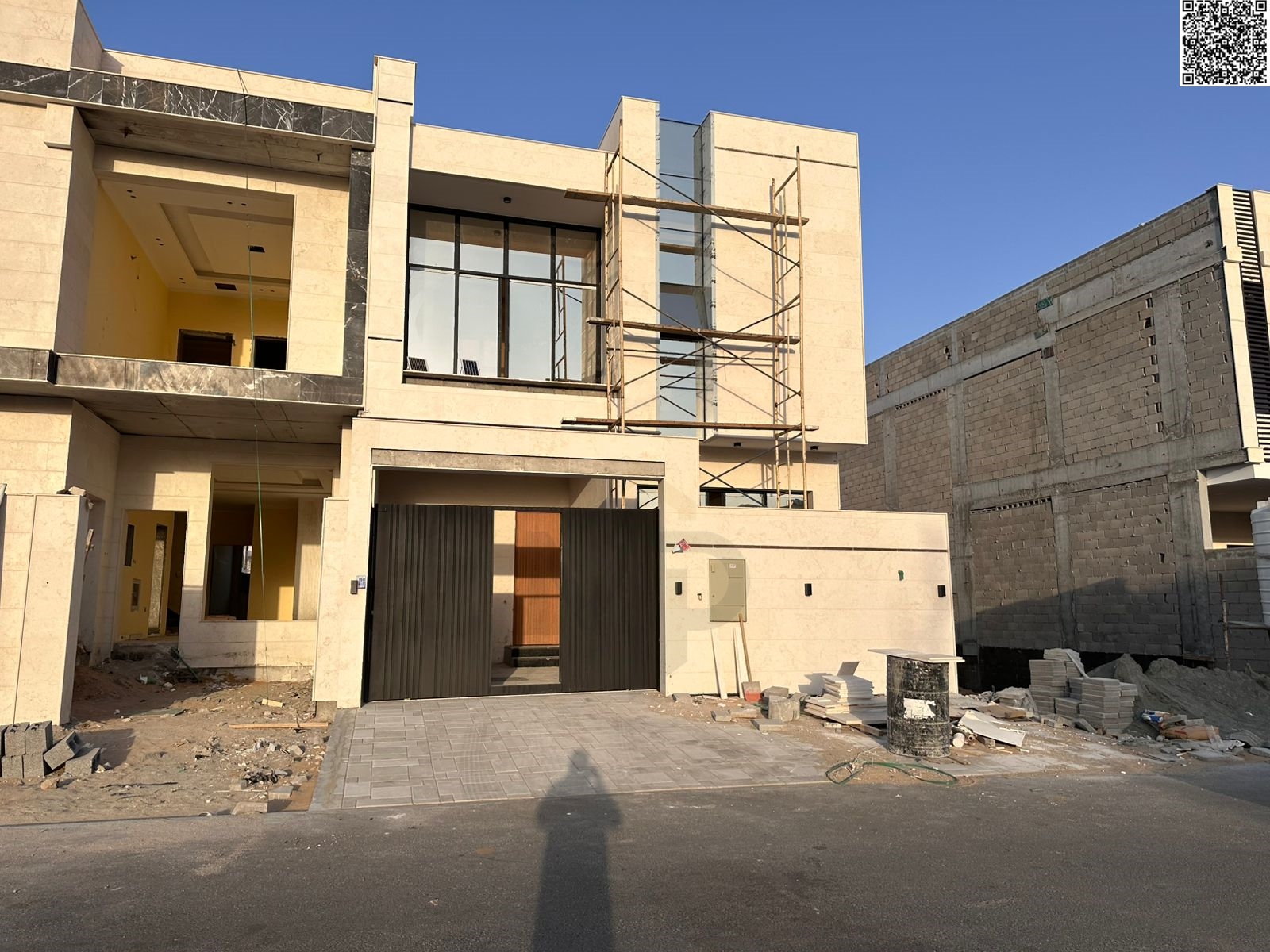 Villa directly from the owner, custom finishing, on a main street, close to all services, freehold ownership for all nationalities.