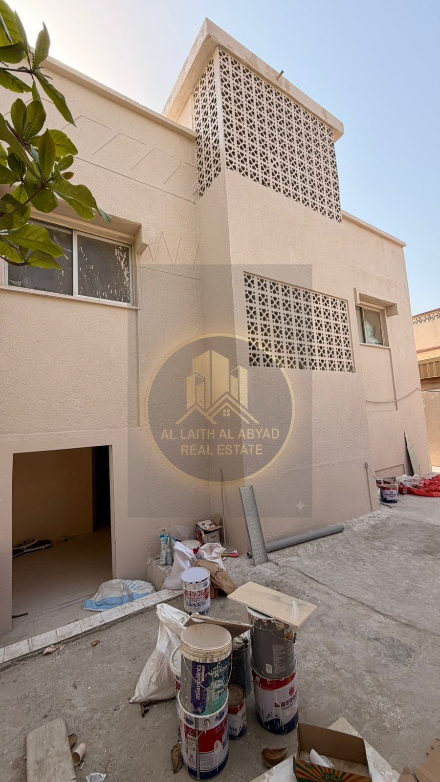 House for Sale in Sharjah – Al Sabkha Area Prime location, close to all services Fully maintained and completely renovated