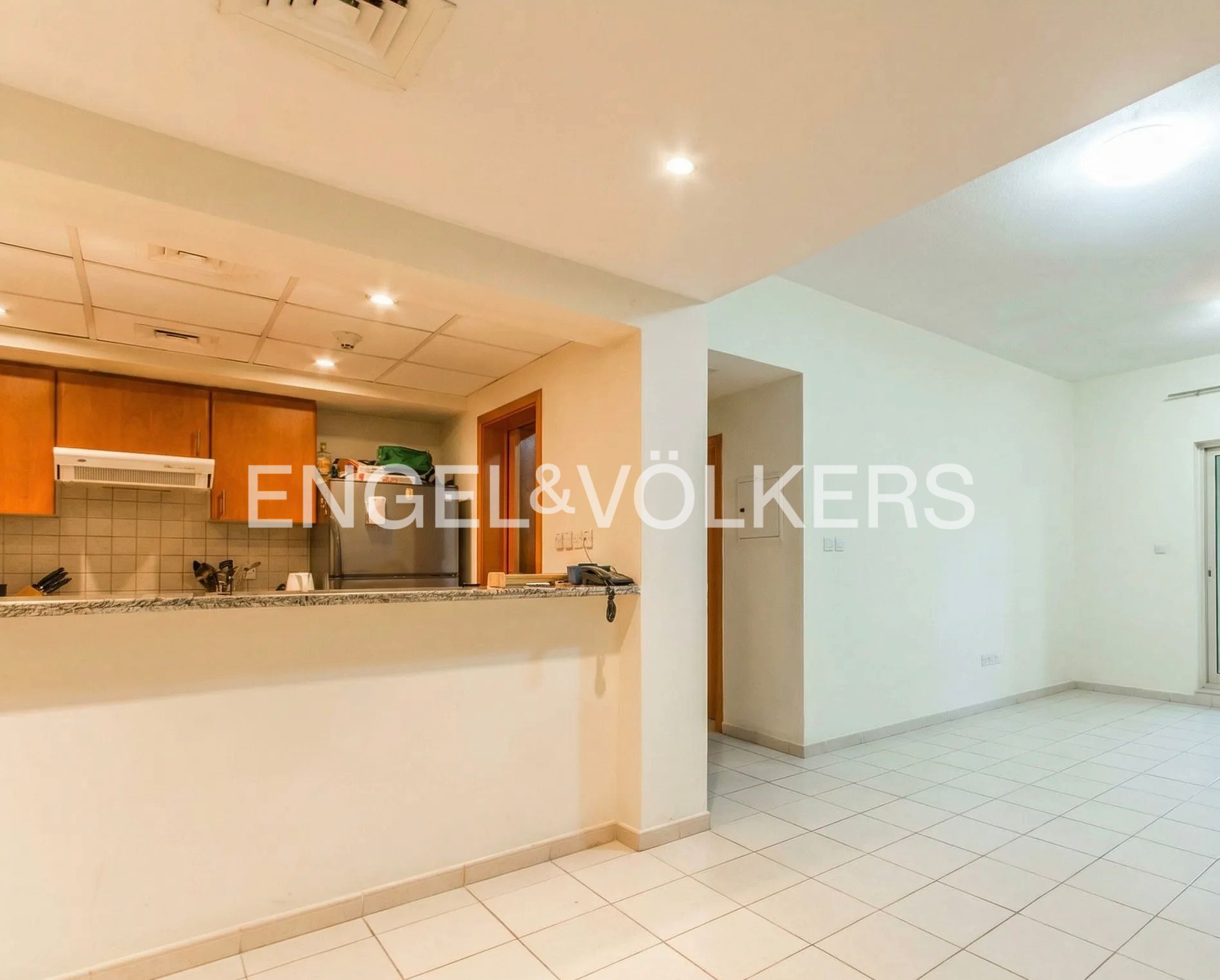 Vacant soon l Upgraded Bathroom l Pool view