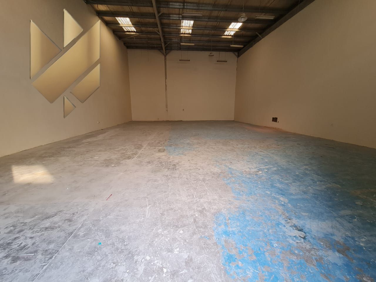 Annual rent – Warehouse in Industrial Area 17 – Sharjah. Excellent opportunity. Area: 3300 sq ft