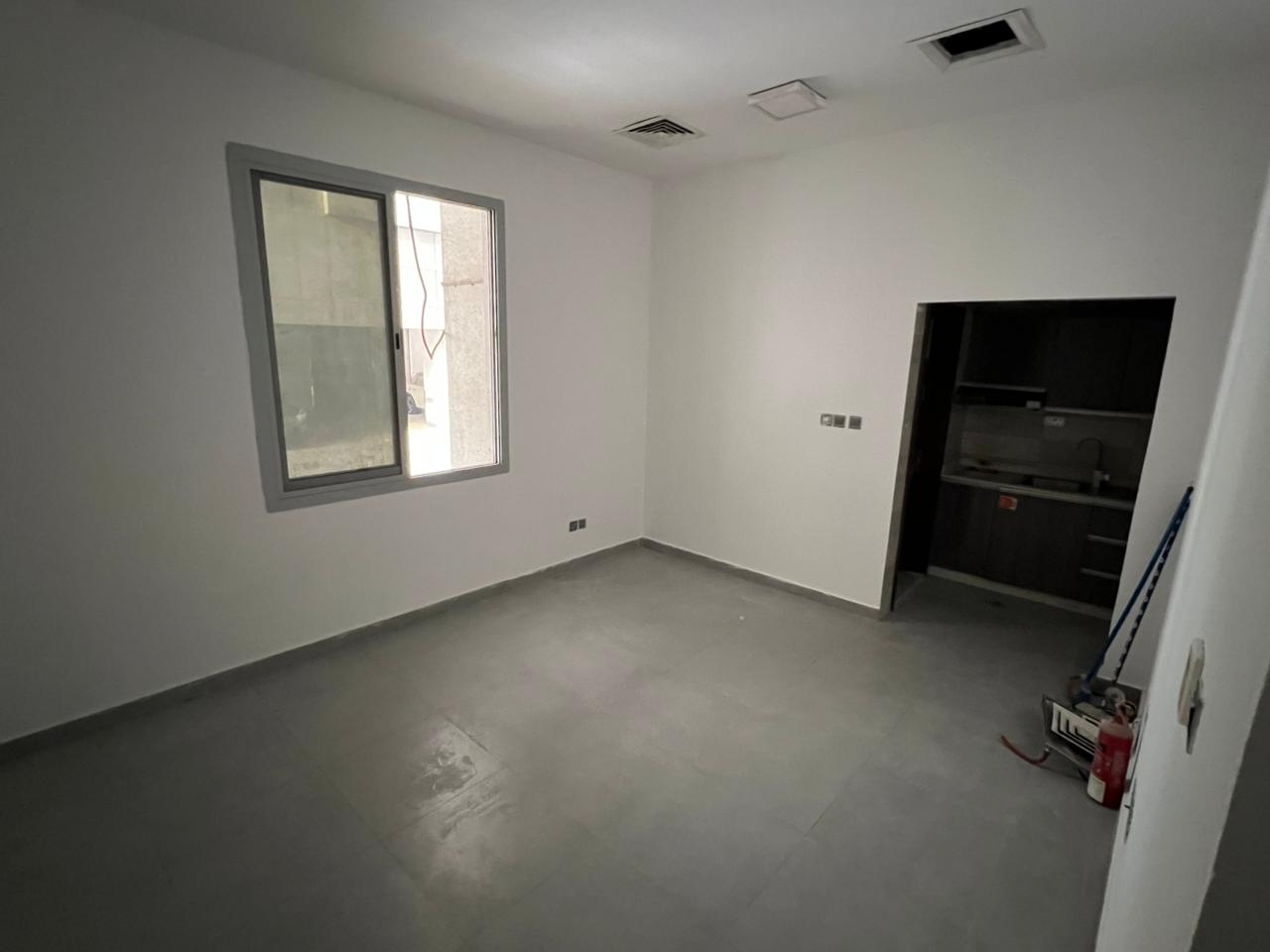 Large ground floor studio apartment in a prime location at a very reasonable price. The building is in a new building with excellent amenities.
