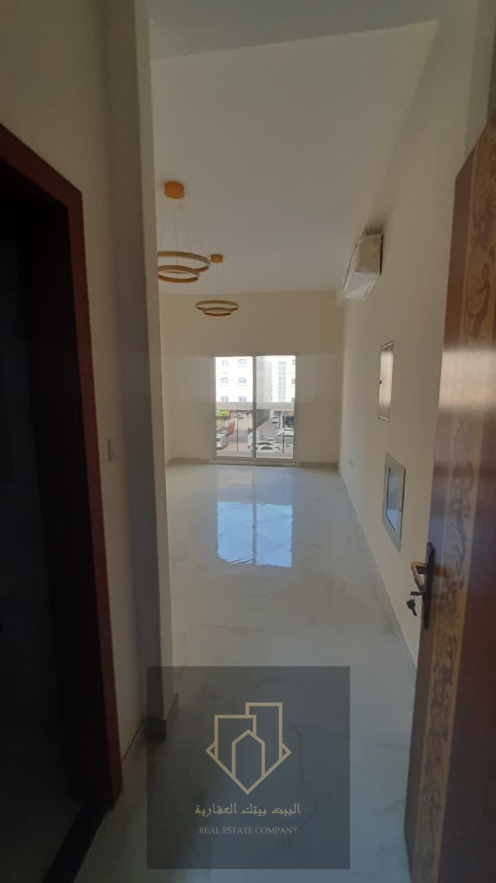 One bedroom and living room, first tenant, in a very prime location with easy access to Dubai. Spacious and distinctive layout with a balcony and 3 ba