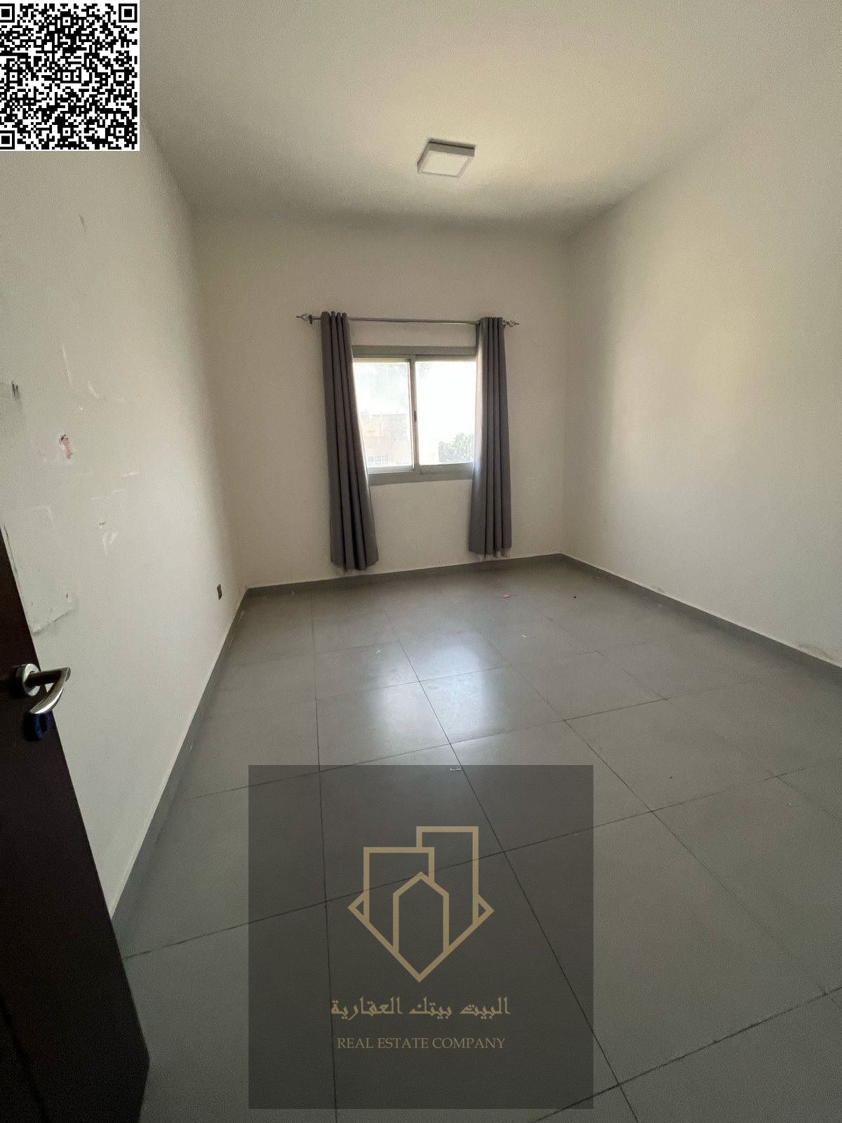 Spacious 1-bedroom apartment with living area and balcony, bright and practical, quiet building, prime location near all services. Security: check.