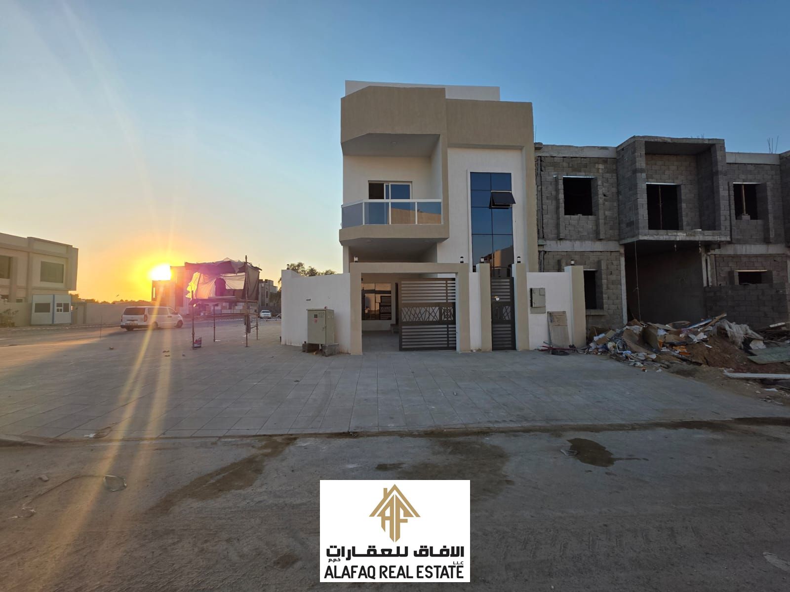 Corner villa in a prime location with a large setback _ Price includes electricity and water connections, including registration fees