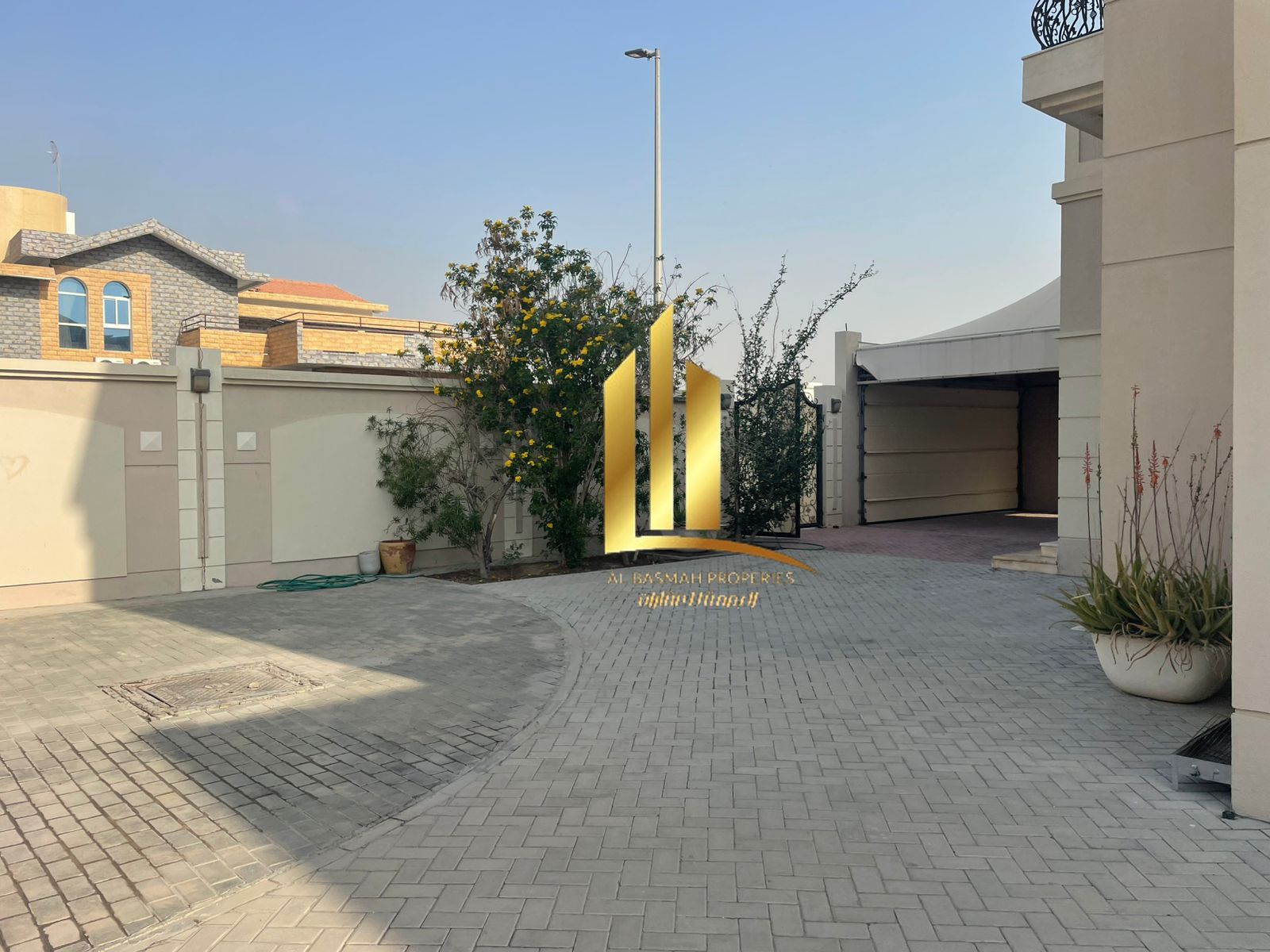 Corner Villa for Rent in Al Falaj Al Riqqah Suburb 10000 sqft 5 Master – Sharjah