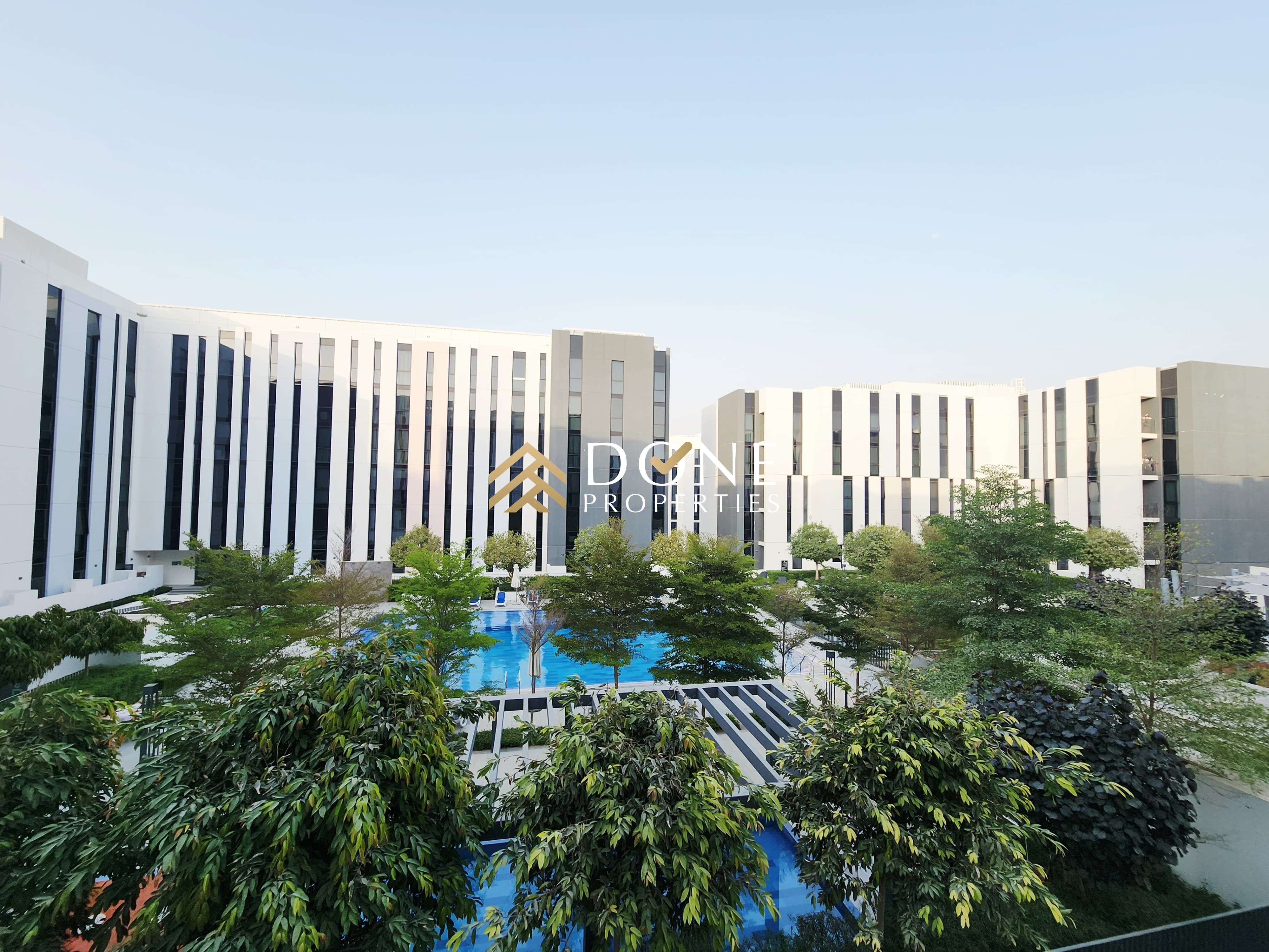 Modern Studio Oasis: Fully Furnished with Gym and Pool Access