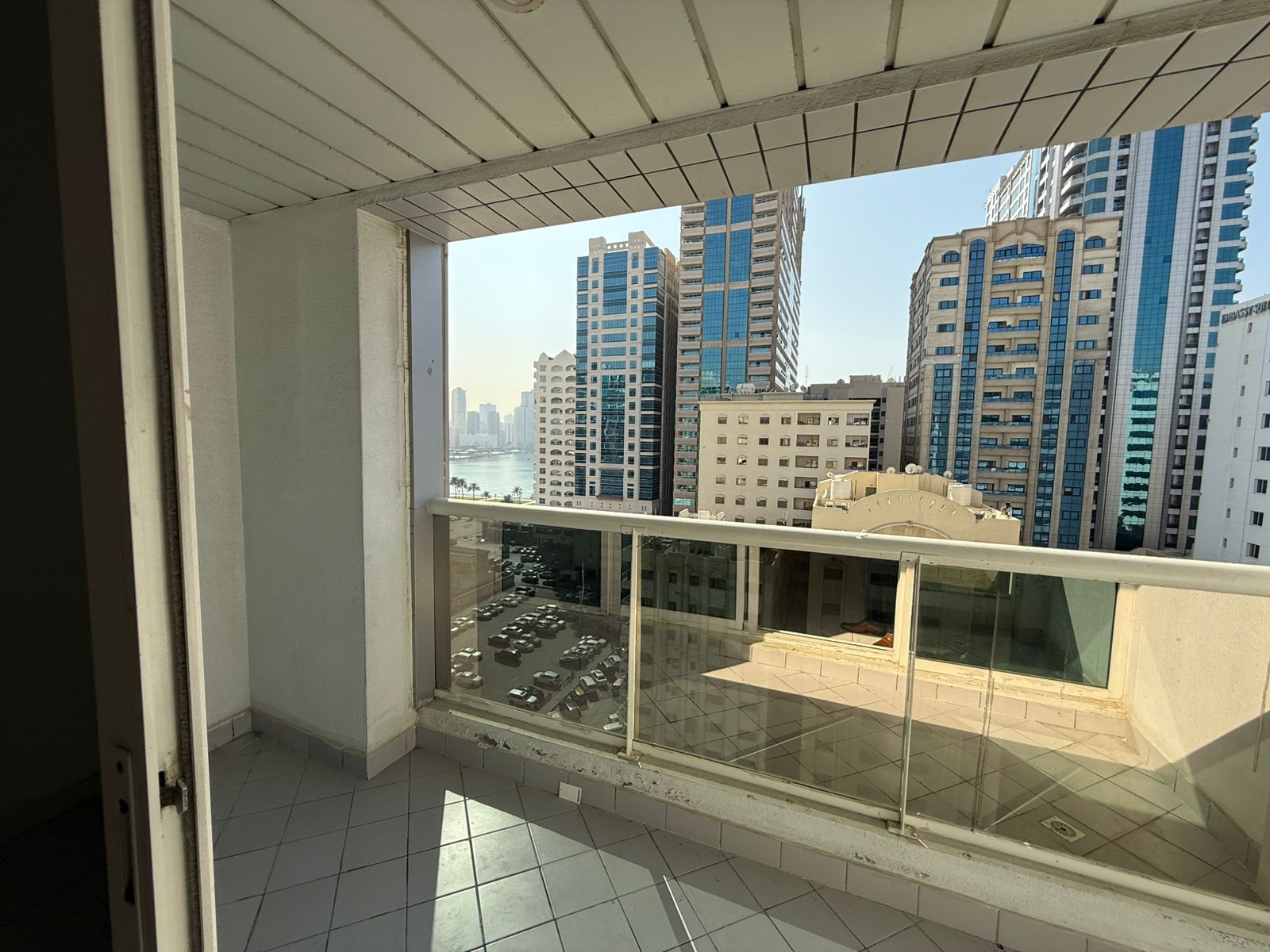 Includes a free chiller, large spaces, superb apartment finishes, and with balcony in a open view , in a vibrant location close to all services.