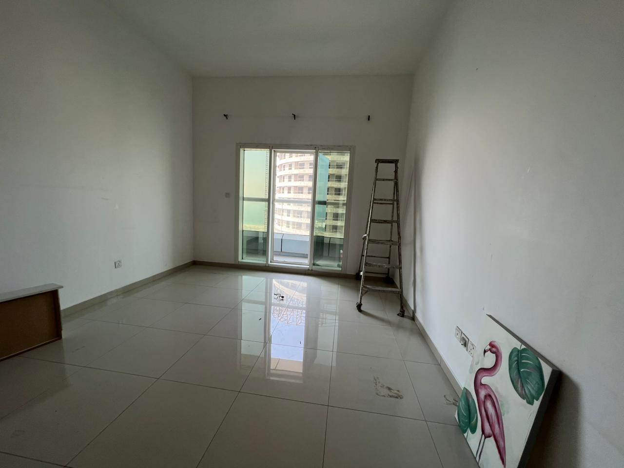 Free parking \ Balcony \ Open view \ Built-in wardrobes \ Direct access to Dubai exit