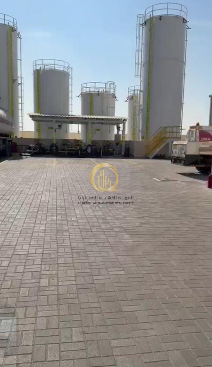 For sale: a walled plot in Sharjah, Al-Saja'a area, Al-Hanu Al-Jaleel. Land area: 14,500 sq ft. Consists of two shops on a walled plot.