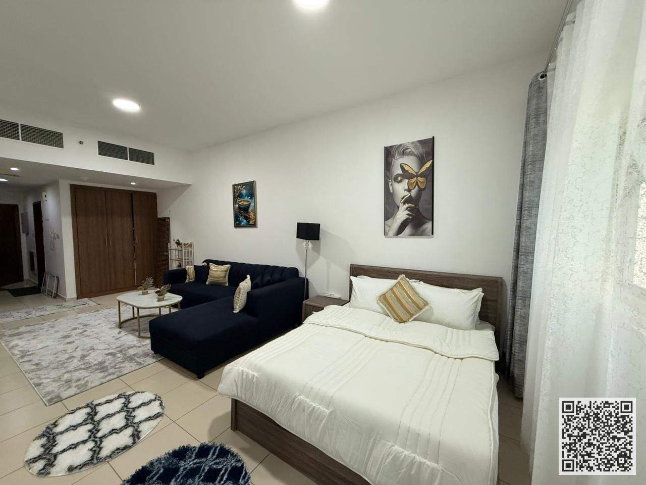 A luxurious studio open view with a semi-detached kitchen, fully furnished, elegant furniture and a fully equipped kitchen with parking and garden
