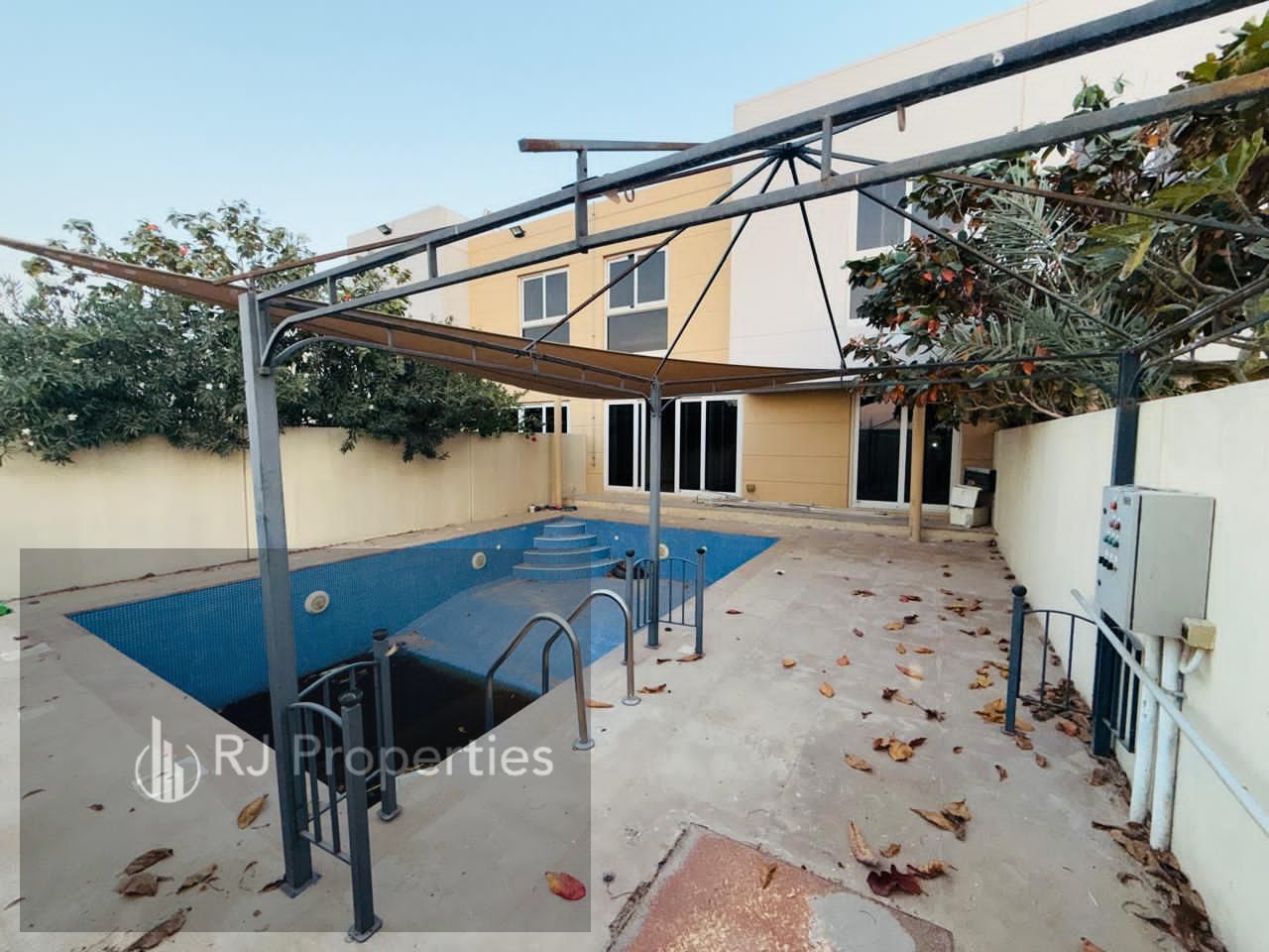 Hot OFFER LUXURY 4BEDROOM townhouse with pool master bedroom Maid /Majlis waderobe parking only jest 190k