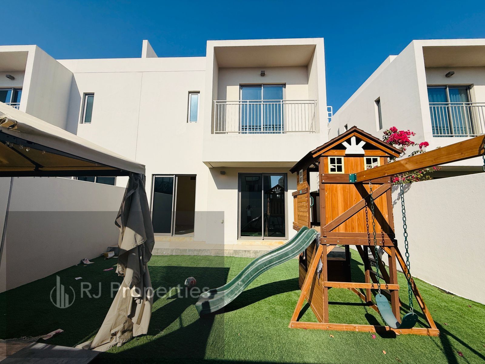 Hot OFFER LUXURY 3BEDROOM townhouse with Maid room/Majlis/waderobe/master bedroom/parking only jest 135k
