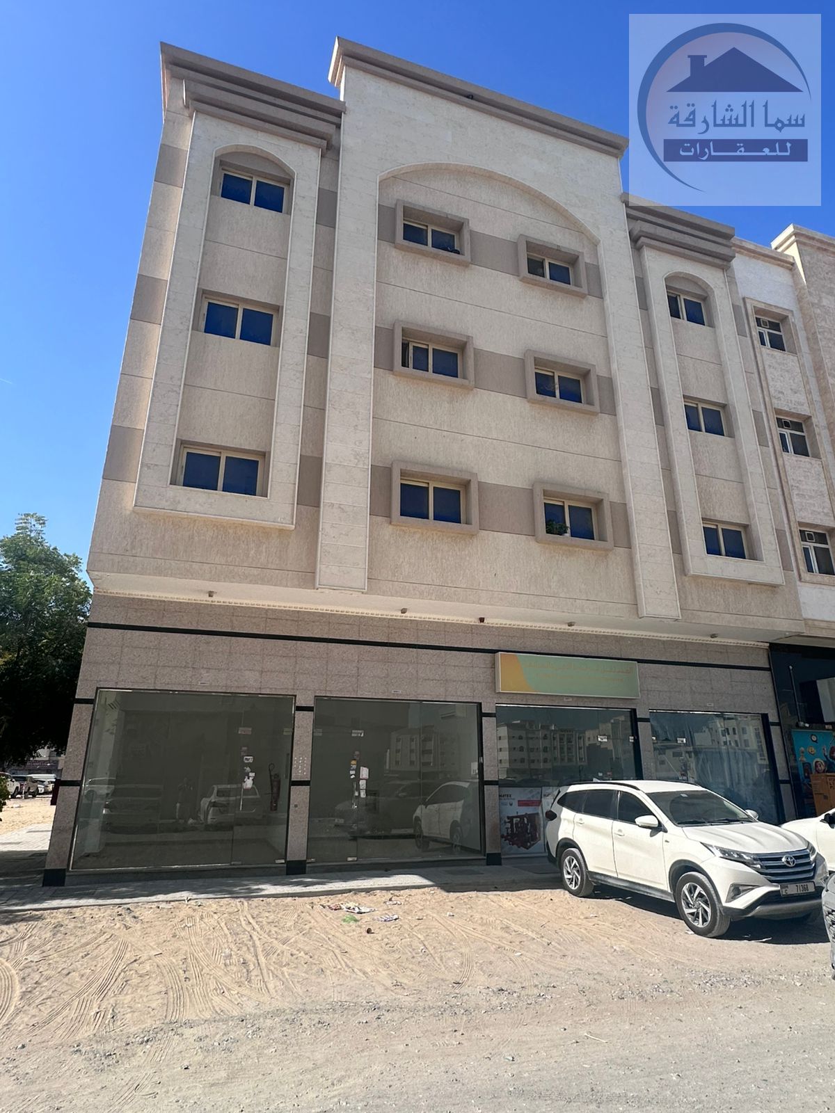 For sale: a building in Moailah with a ground floor and 3 floors