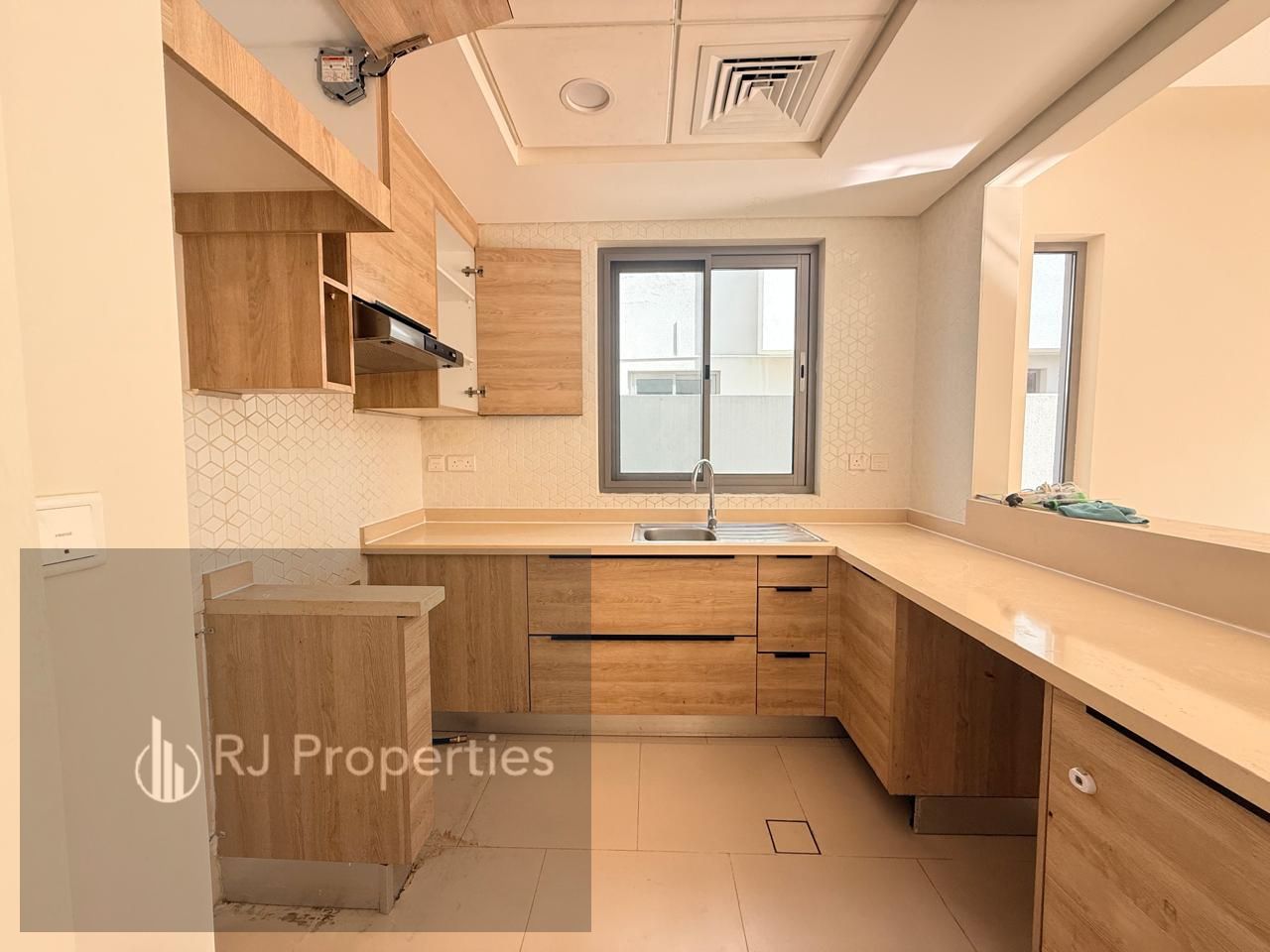 Luxury Huje Spacious Townhouse With Private Garden &4 Cheque payment plan