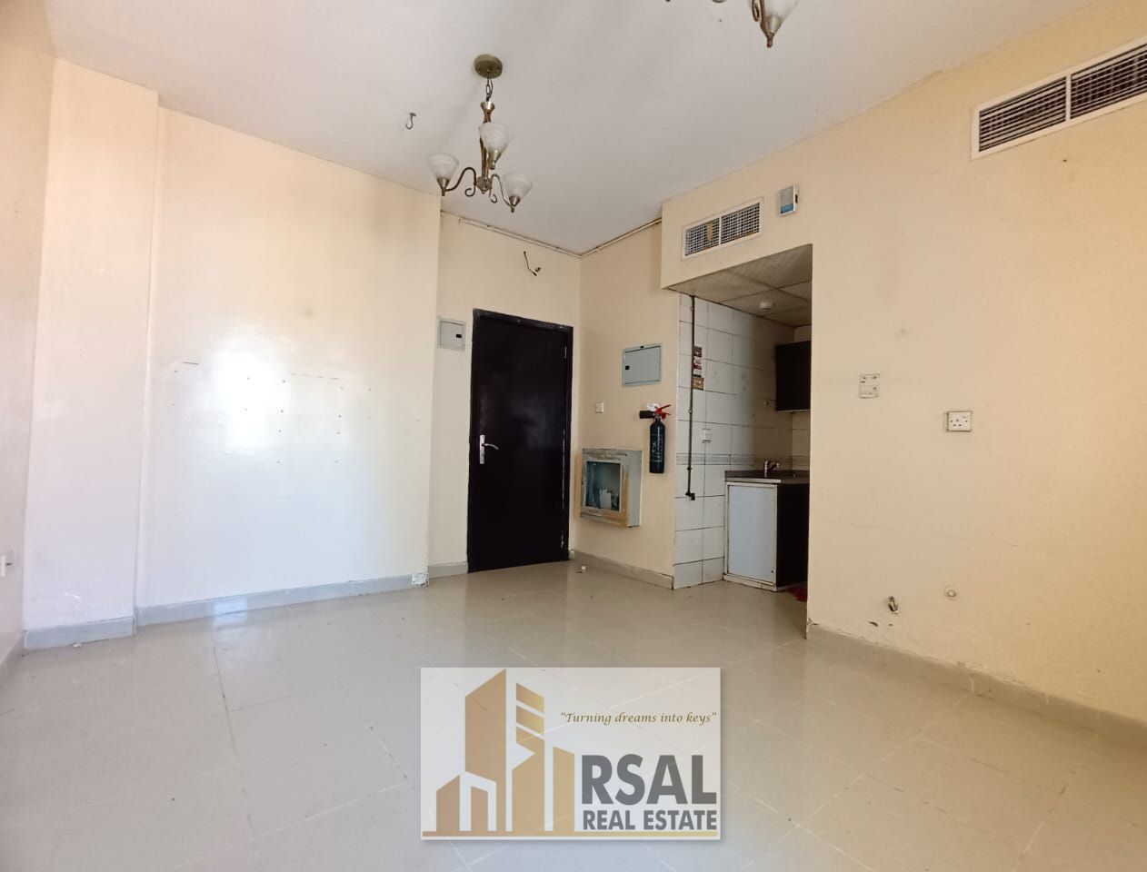Specious Studio/Family Building/Near Ambassador School