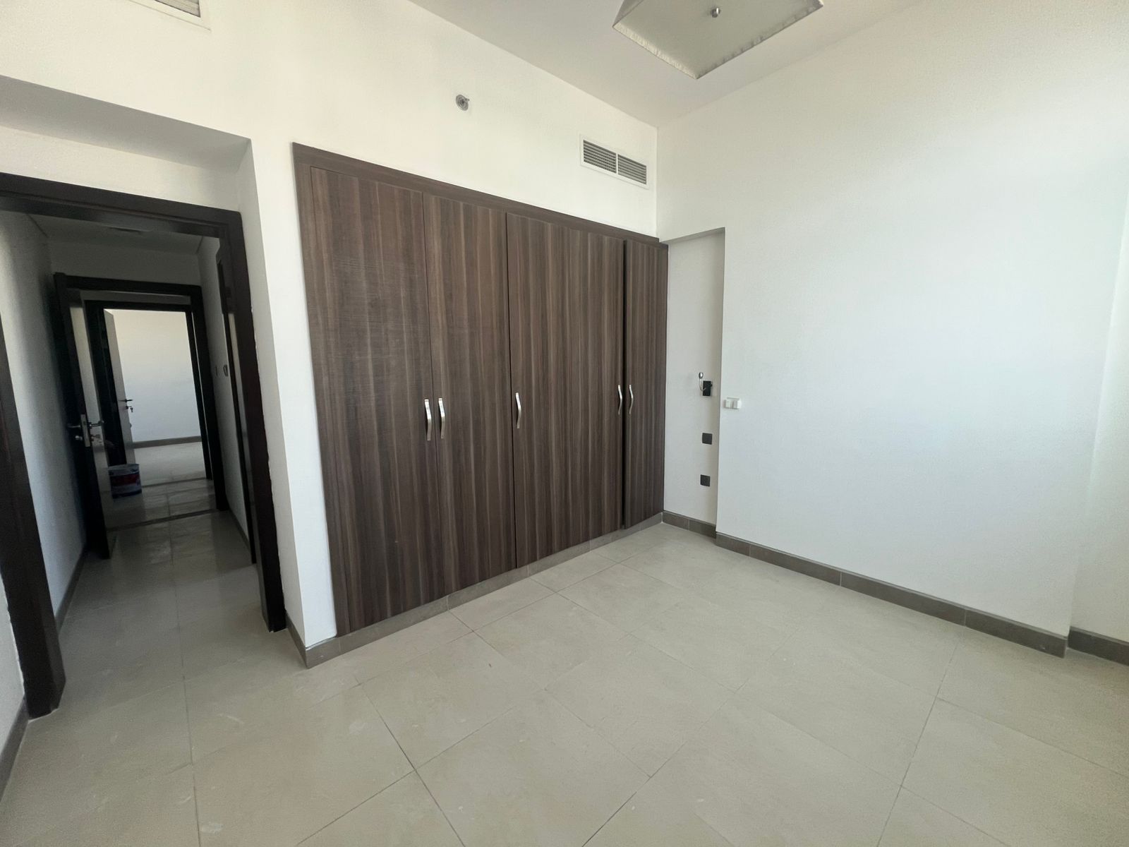Prime Umm Al Tarafa | 2nd tenant | 1500 sq. ft | Free parking | Gym | Pool | Central AC | Near King Faisal Mosque | Dubai exit