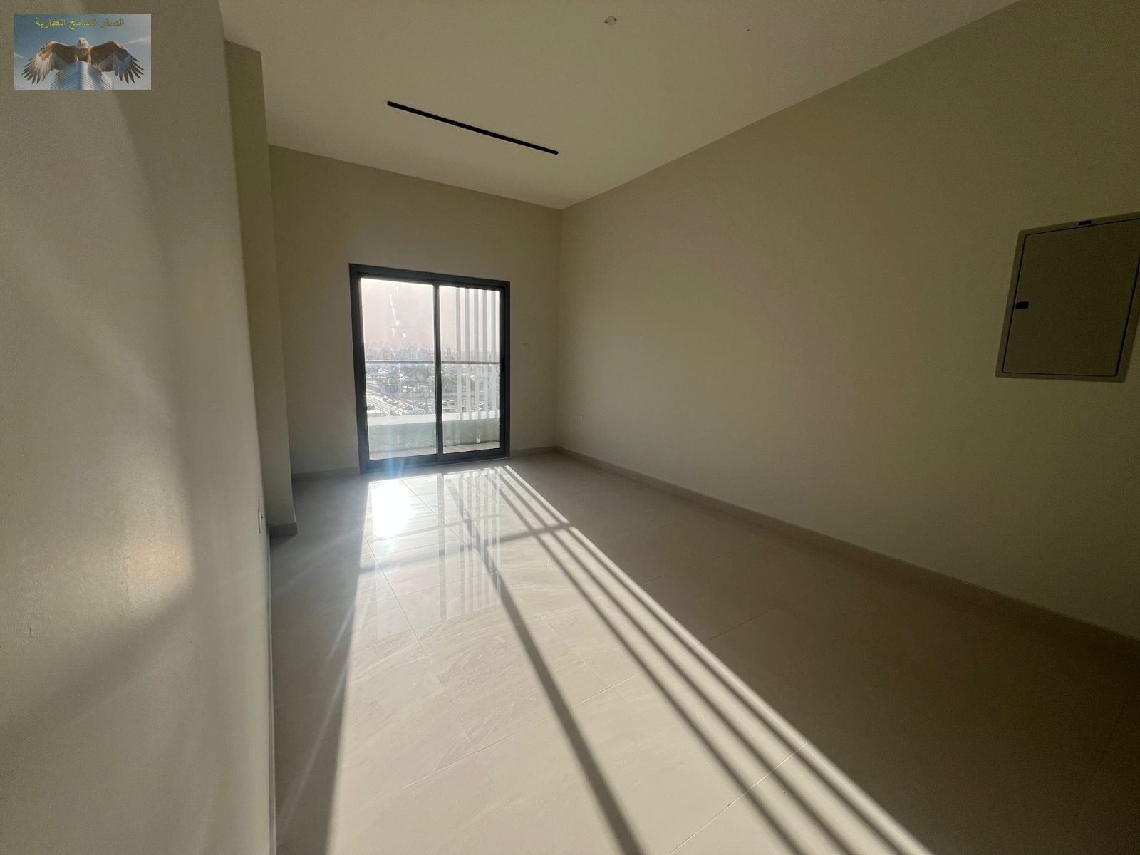 With a prime location and elegant design, this is a golden opportunity for annual rent: three bedrooms and a living room.