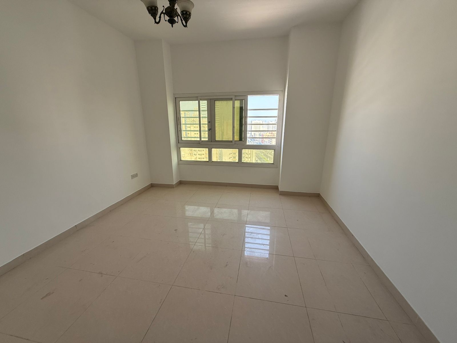 Open view | Large spaces | Lively and prime location | Flexible payment options | Easy access to Dubai and Ajman entrances | Free maintenance througho