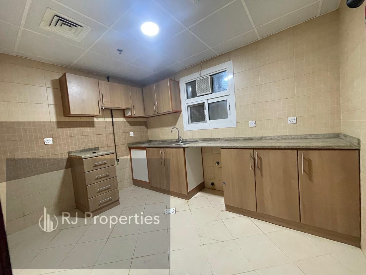 Spacious Appartment With Wardrobe Balcony &Parking