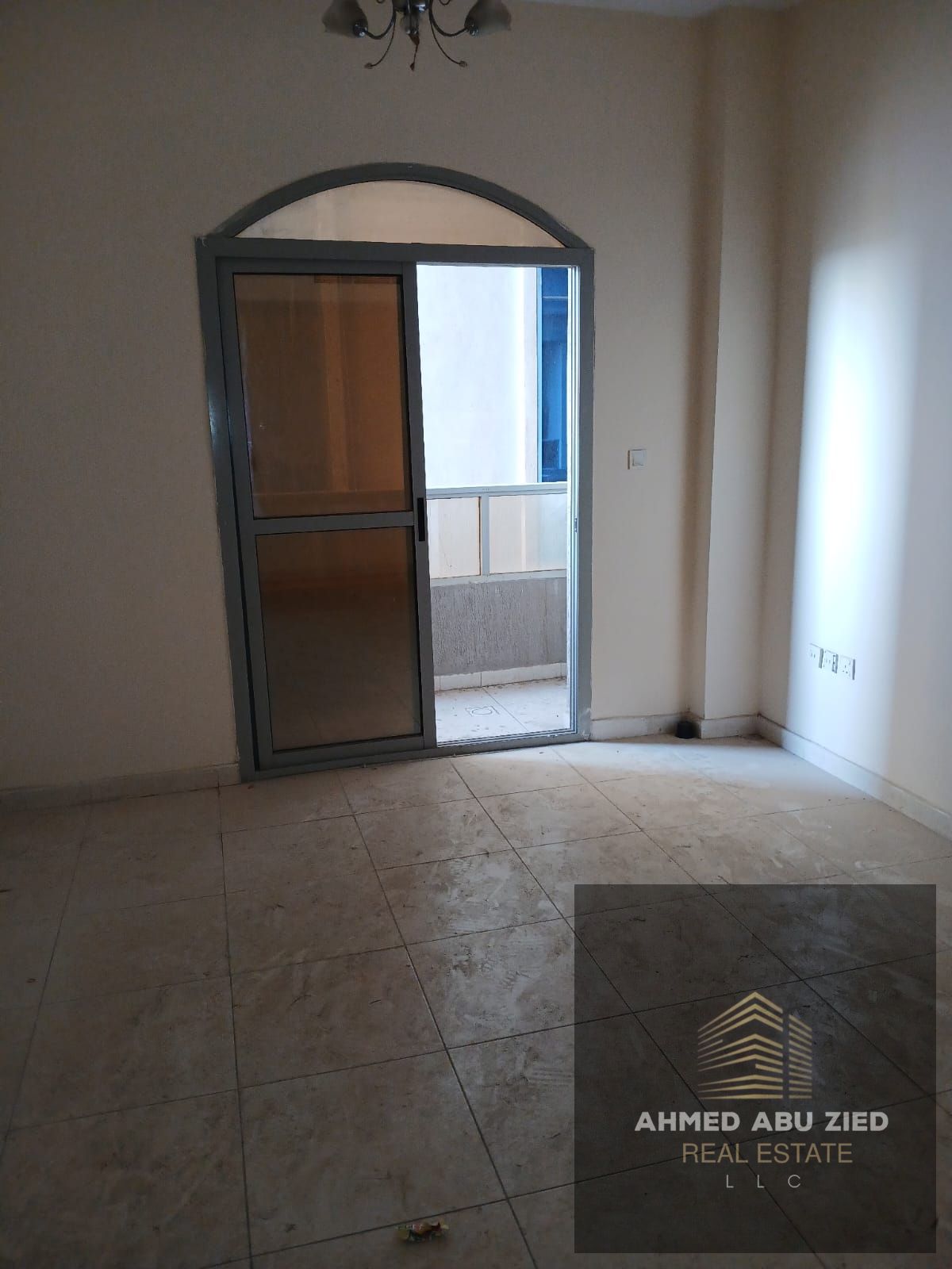 A great opportunity to live in a vibrant location close to all essential services and markets.