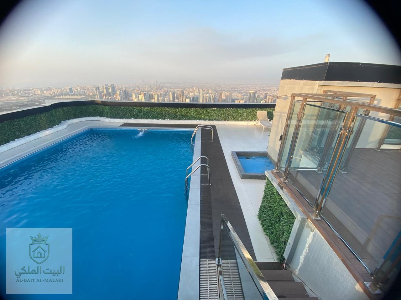 Two master bedrooms with living room and stunning sea view – prime location close to amenities.