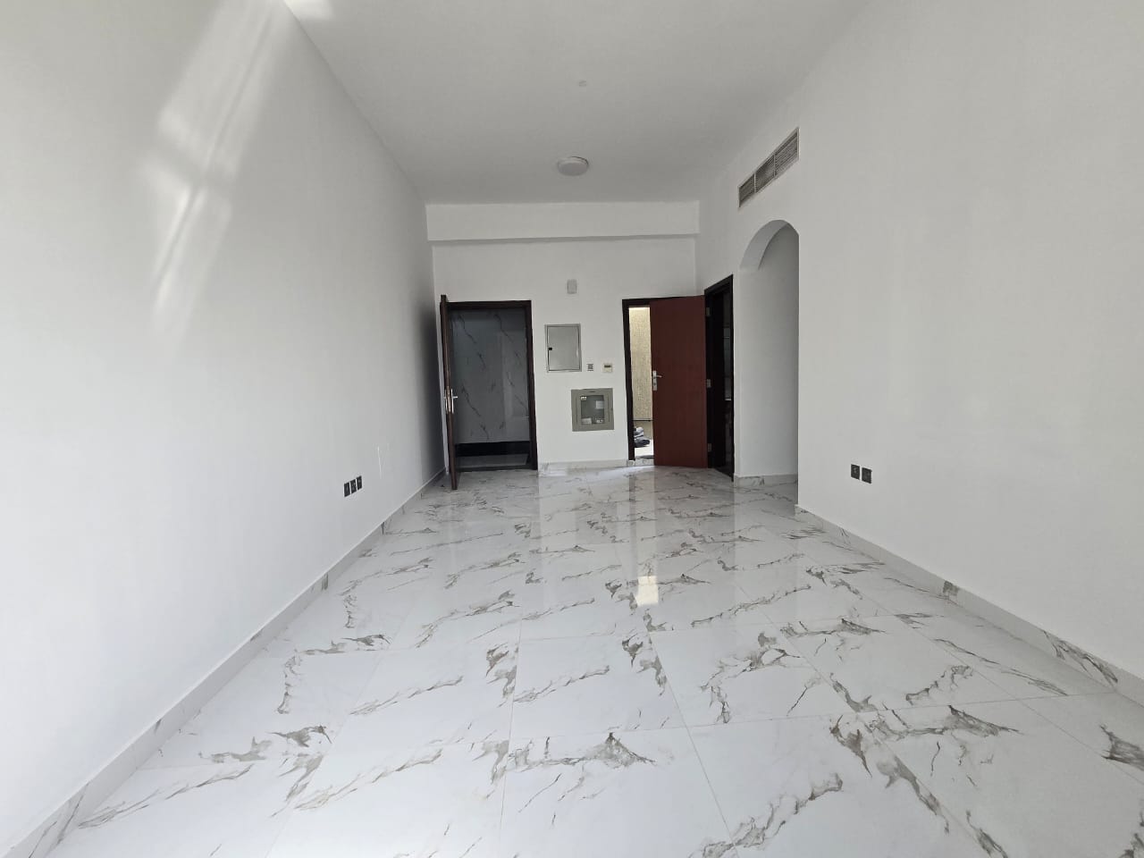 One bedroom and living room, large area, with free parking and a large roof terrace.