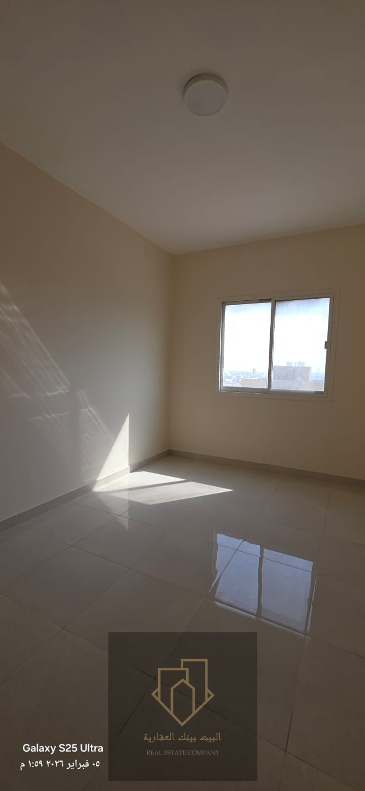 Two-bedroom apartment with a living room, master bedroom, 3 bathrooms, balcony, natural gas, spacious, prime location, bargain price