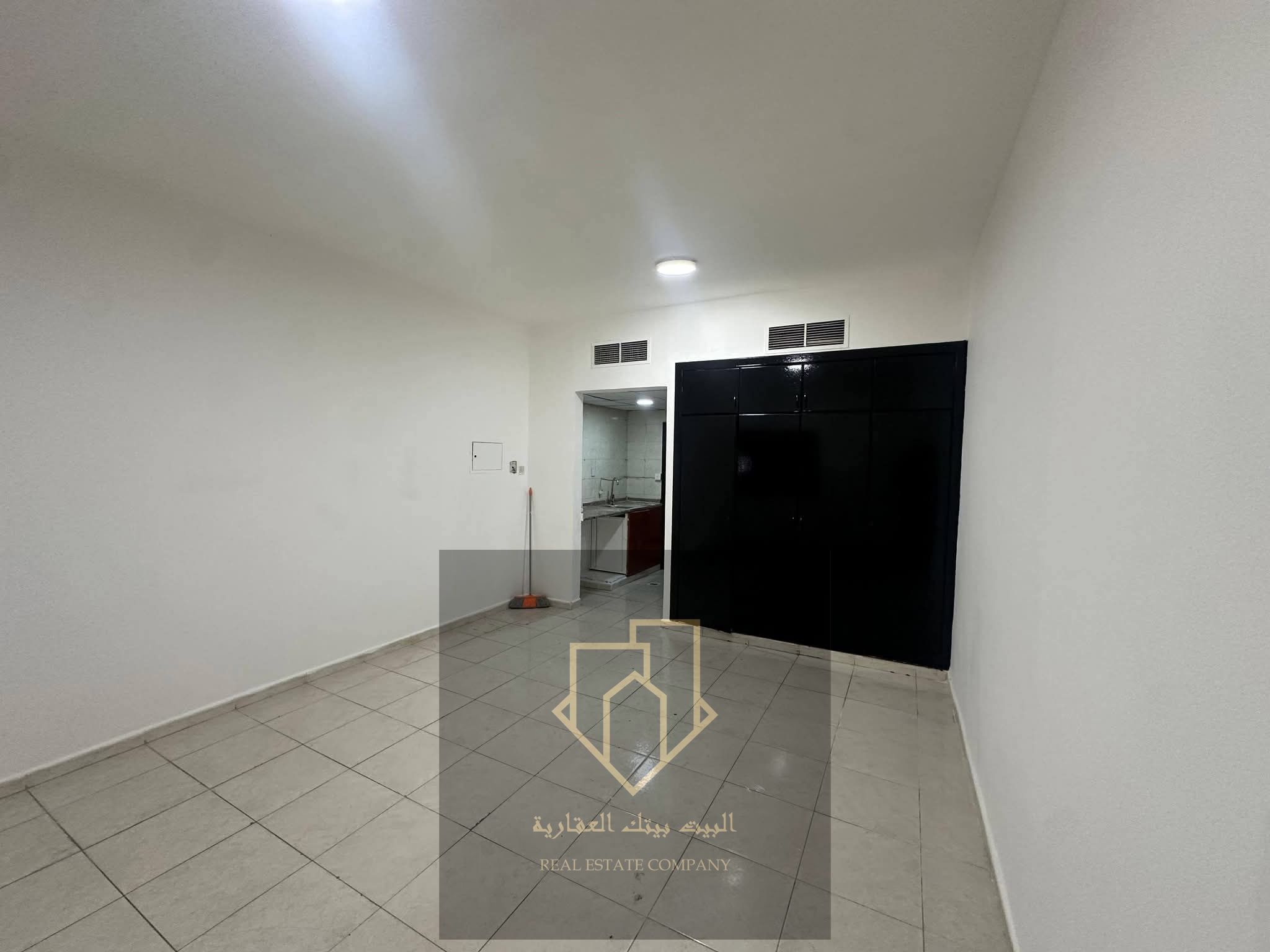 Studio apartment for rent in Ajman, super deluxe, spacious, semi-separate kitchen, excellent price.