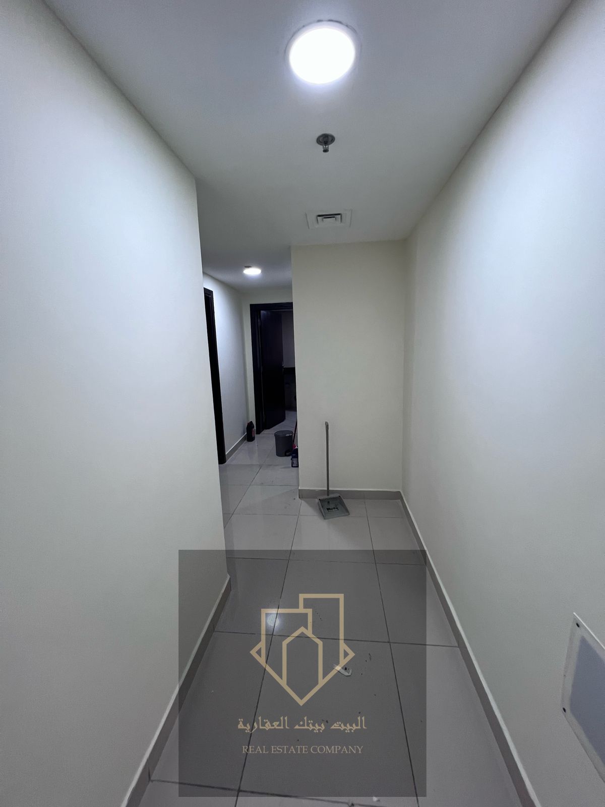 One-bedroom apartment with a living room, balcony, and two bathrooms. Clean apartment, excellent location, great size, and an unbeatable price.