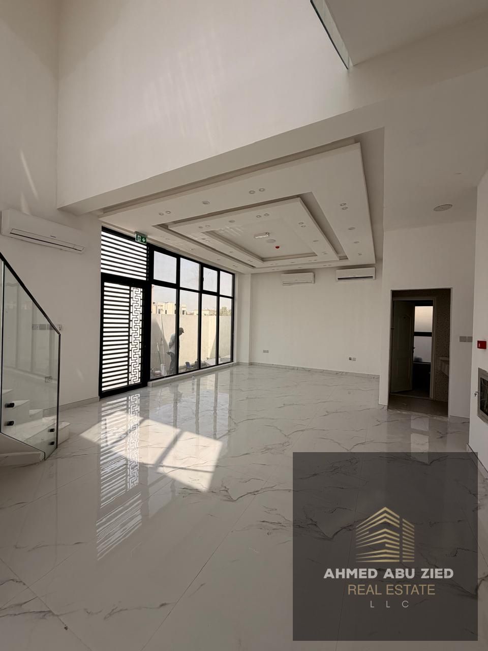 Luxury villa: living room, majlis, kitchen, maid's room, 4 master bedrooms, split air conditioning, excellent location close to all services