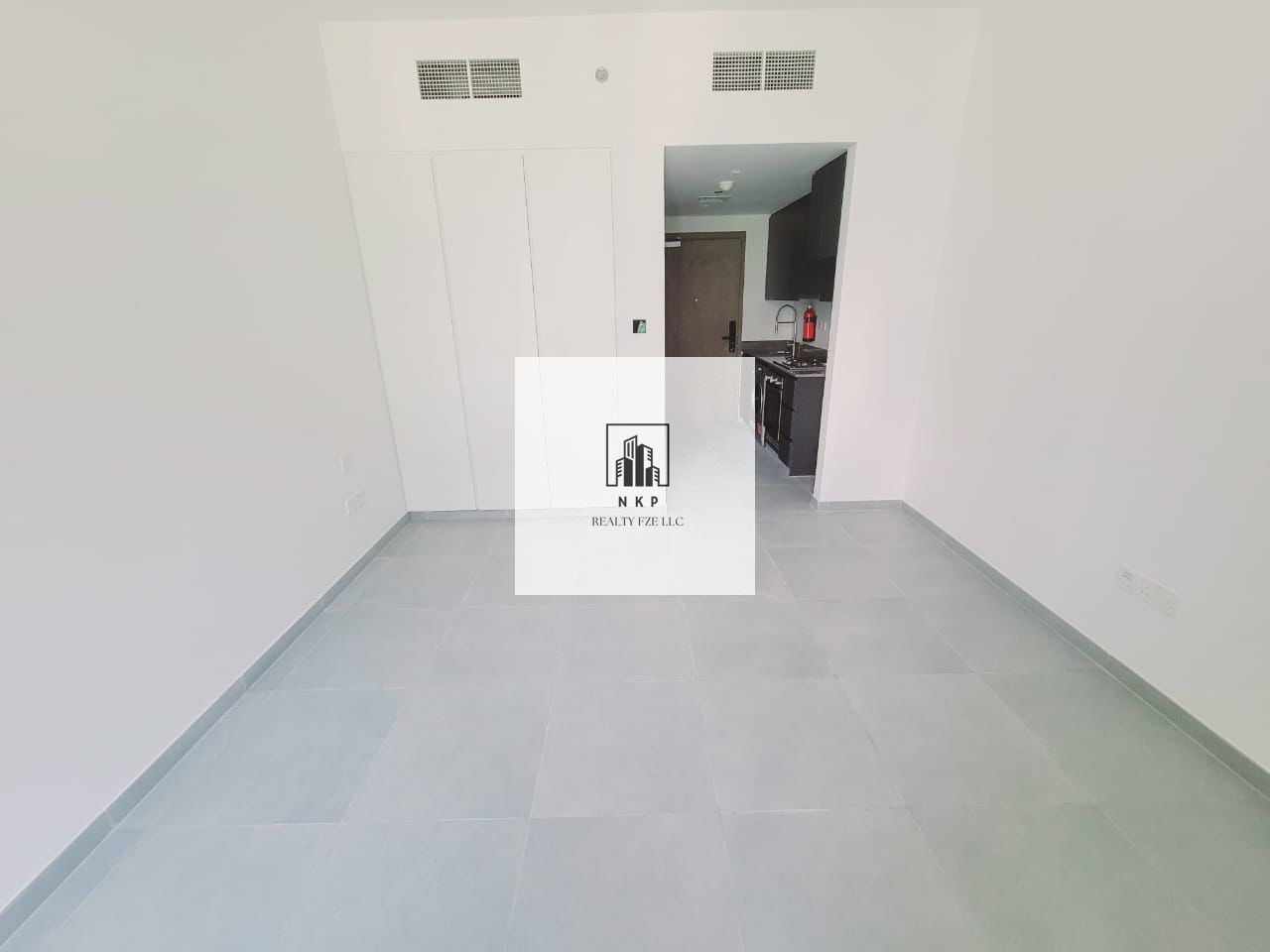 Spacious Cozy Studio with balcony at tiraz