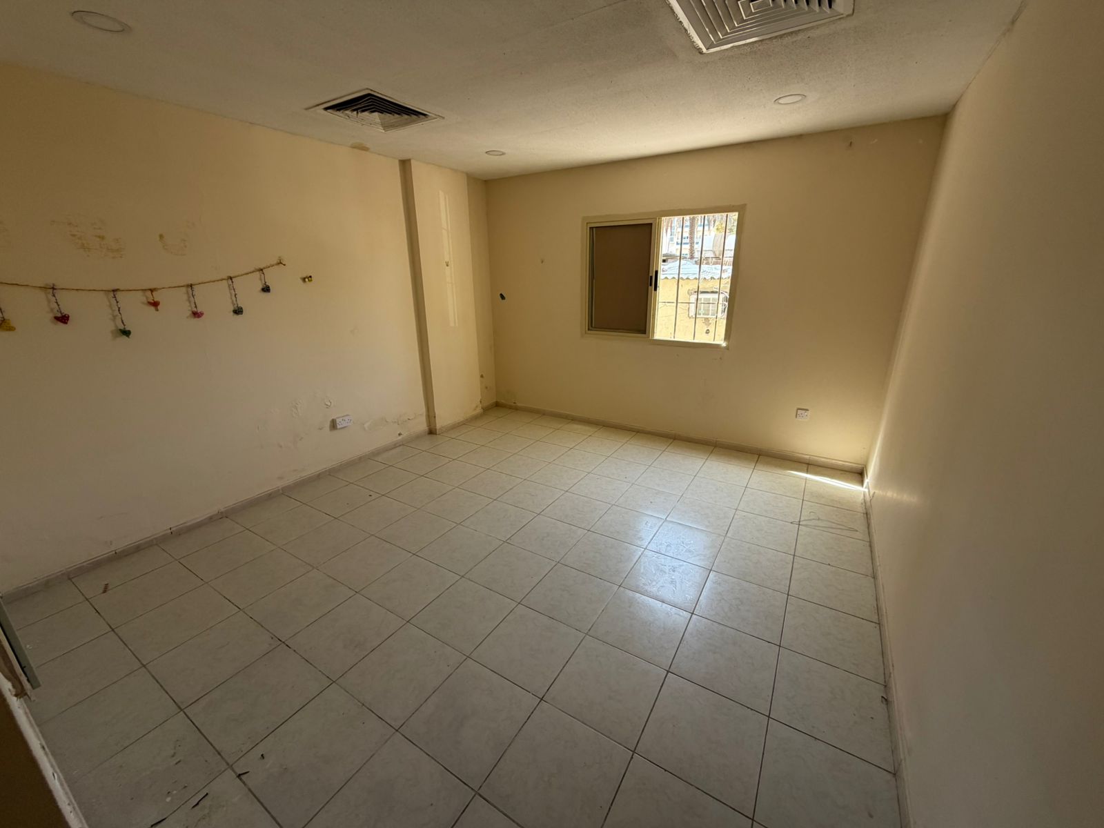 Studio apartment for annual rent, ground floor, very spacious, in Al Rashidiya, near Ladies Park. Minutes from Ajman Corniche. Semi-separate kitchen.