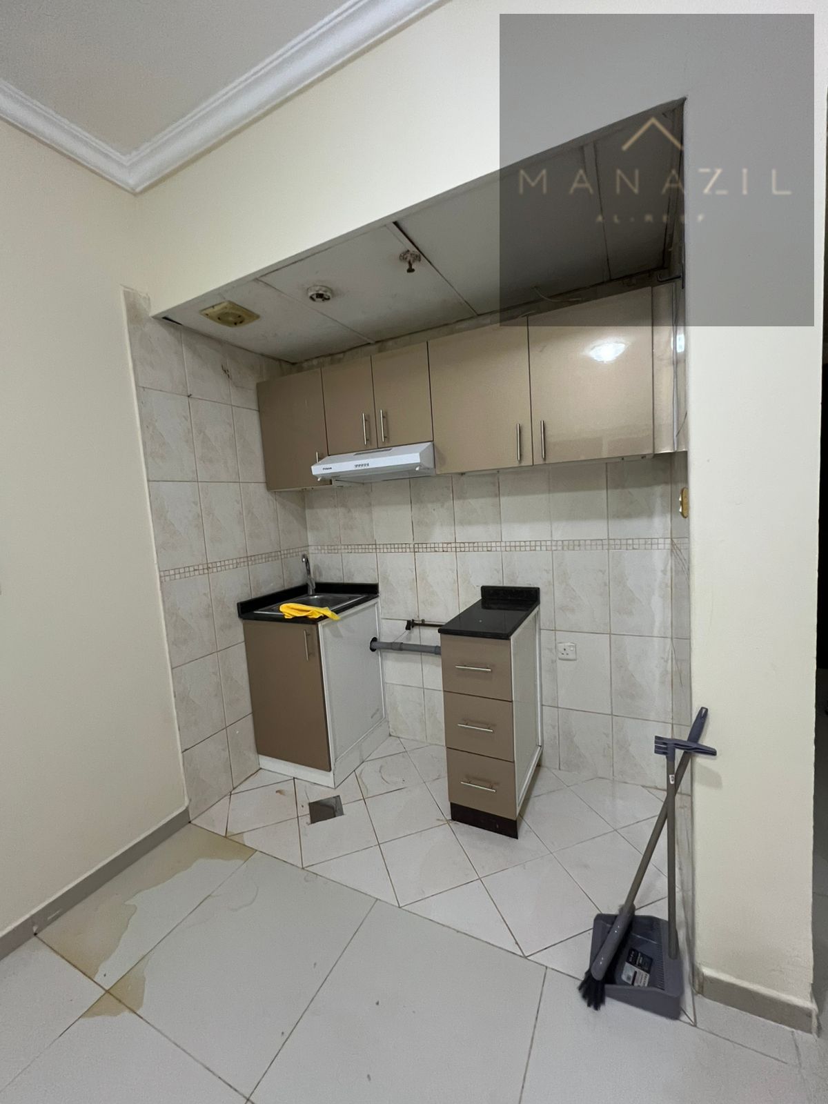 Unfurnished studio apartment with monthly payment options – best offer in Al Taawun area