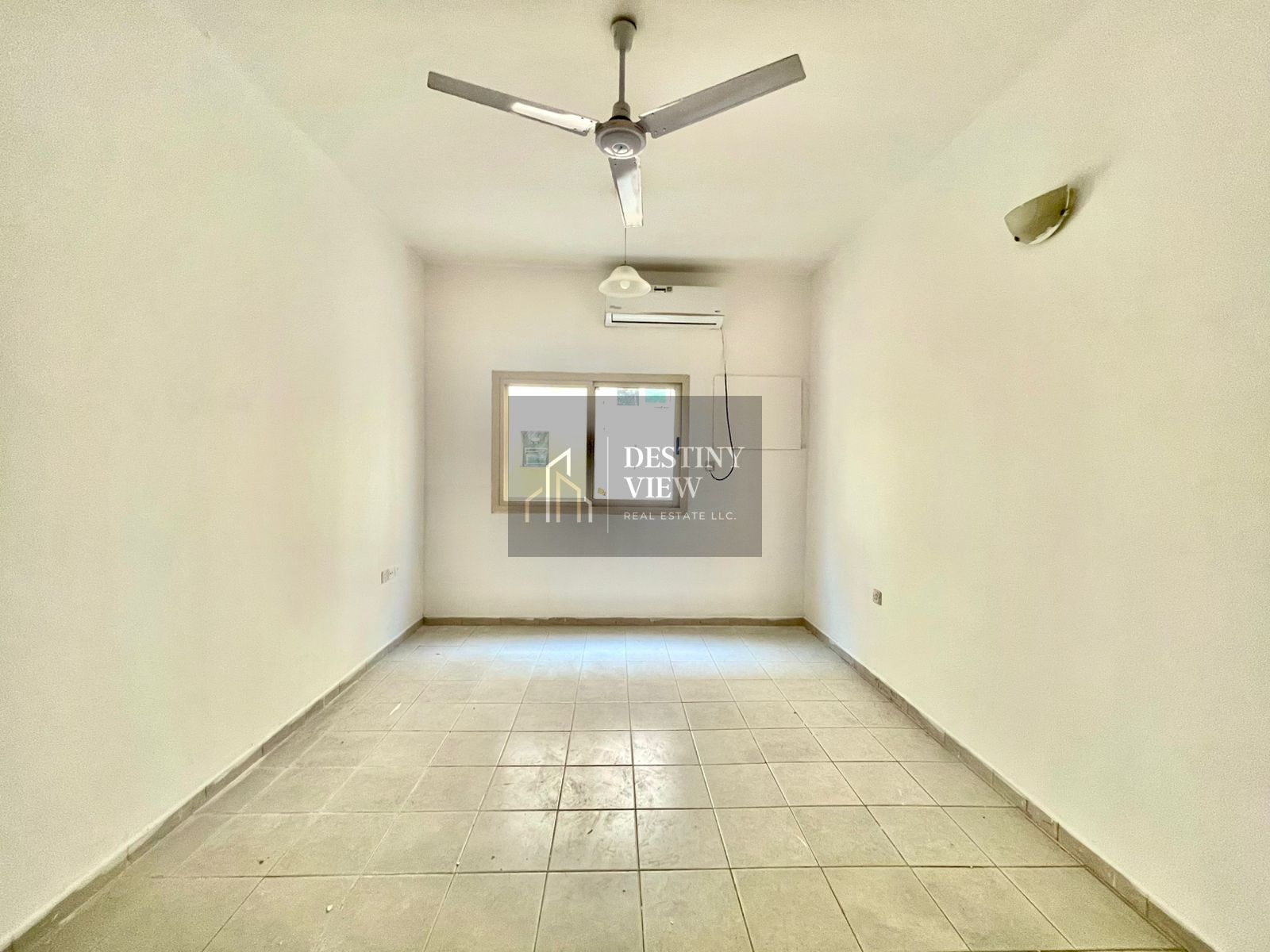 Like brand new lavish 2BHK apartment fully family Building with balcony 2bahts