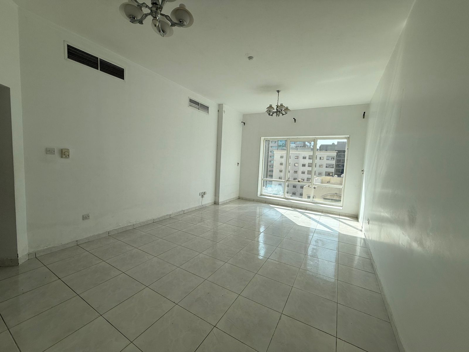 Balcony with open city view, free central AC distributed in rooms, central gas, very spacious apartment.