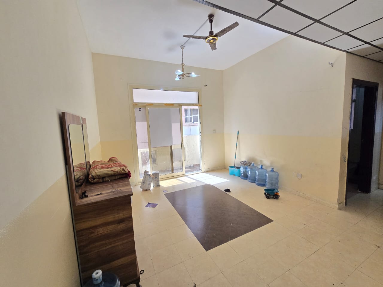 One bedroom and living room, 2 bathrooms, maintenance is the tenant's responsibility, central air conditioning, family accommodation