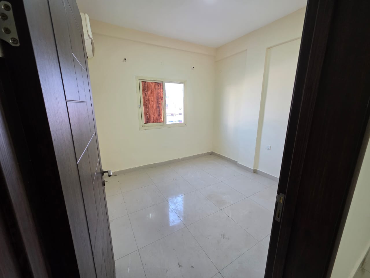 Three bedrooms and a living room - annual rent - family accommodation - split air conditioning - free maintenance - close to the Corniche