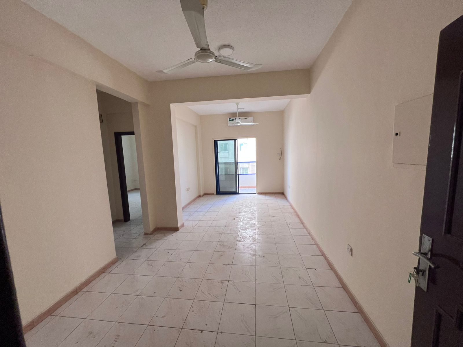 One-bedroom apartment for annual rent in Al Rashidiya, Ajman, in a prime location near Grand Mall and all services and amenities.