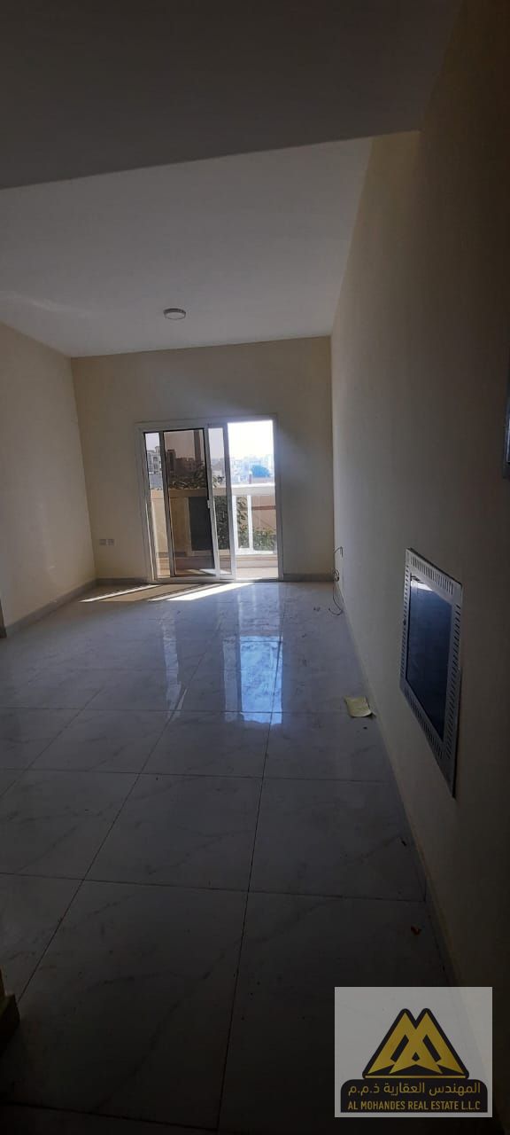 At an excellent price, suitable for everyone, with maintenance included. A truly fantastic location with a balcony offering an open view. Maintenance