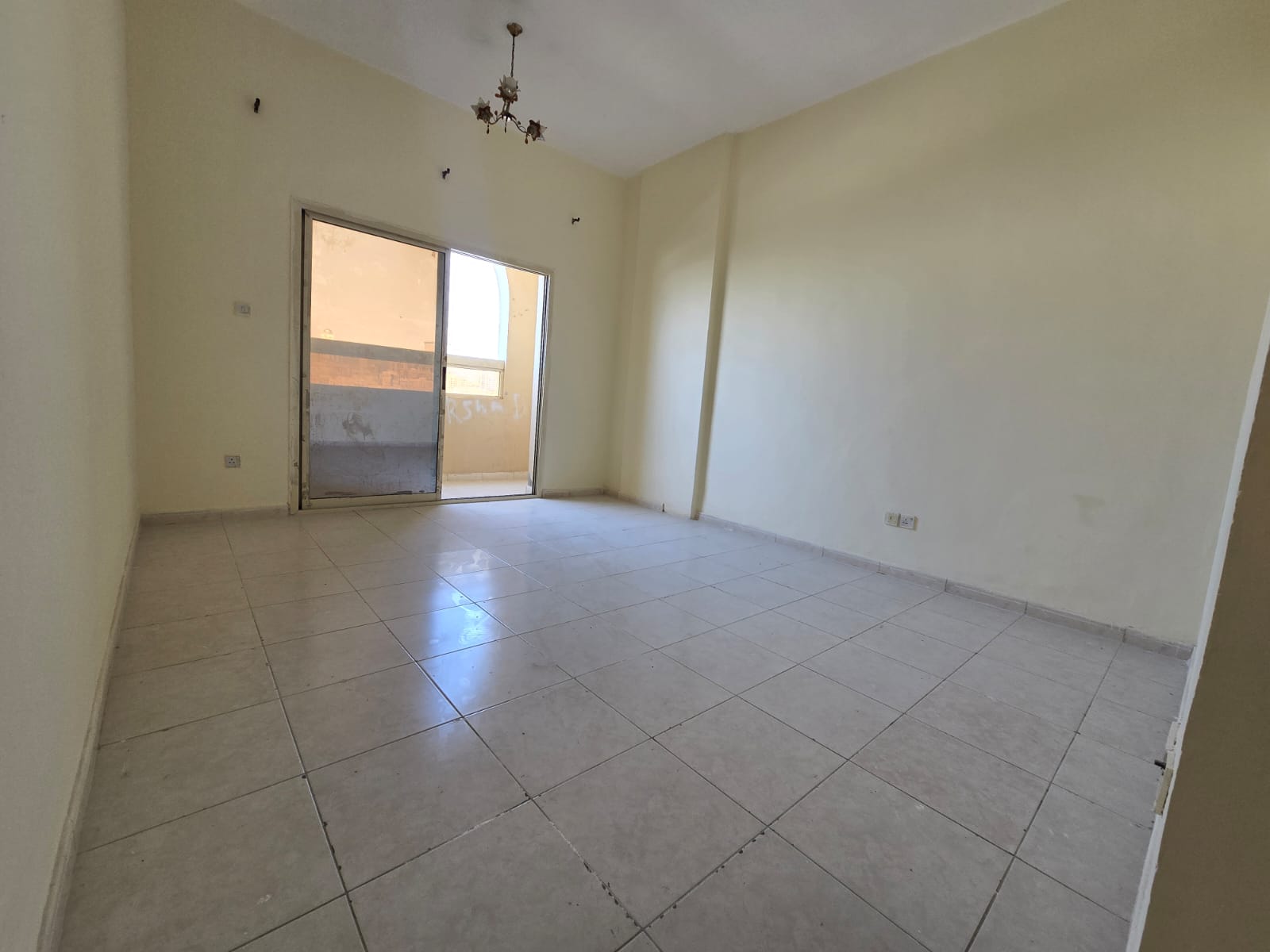 For rent: Two-bedroom apartment with a living room in Al Naeemiyah 3, near Safari Mall and next to the Pakistani School. Two bathrooms, split AC, main