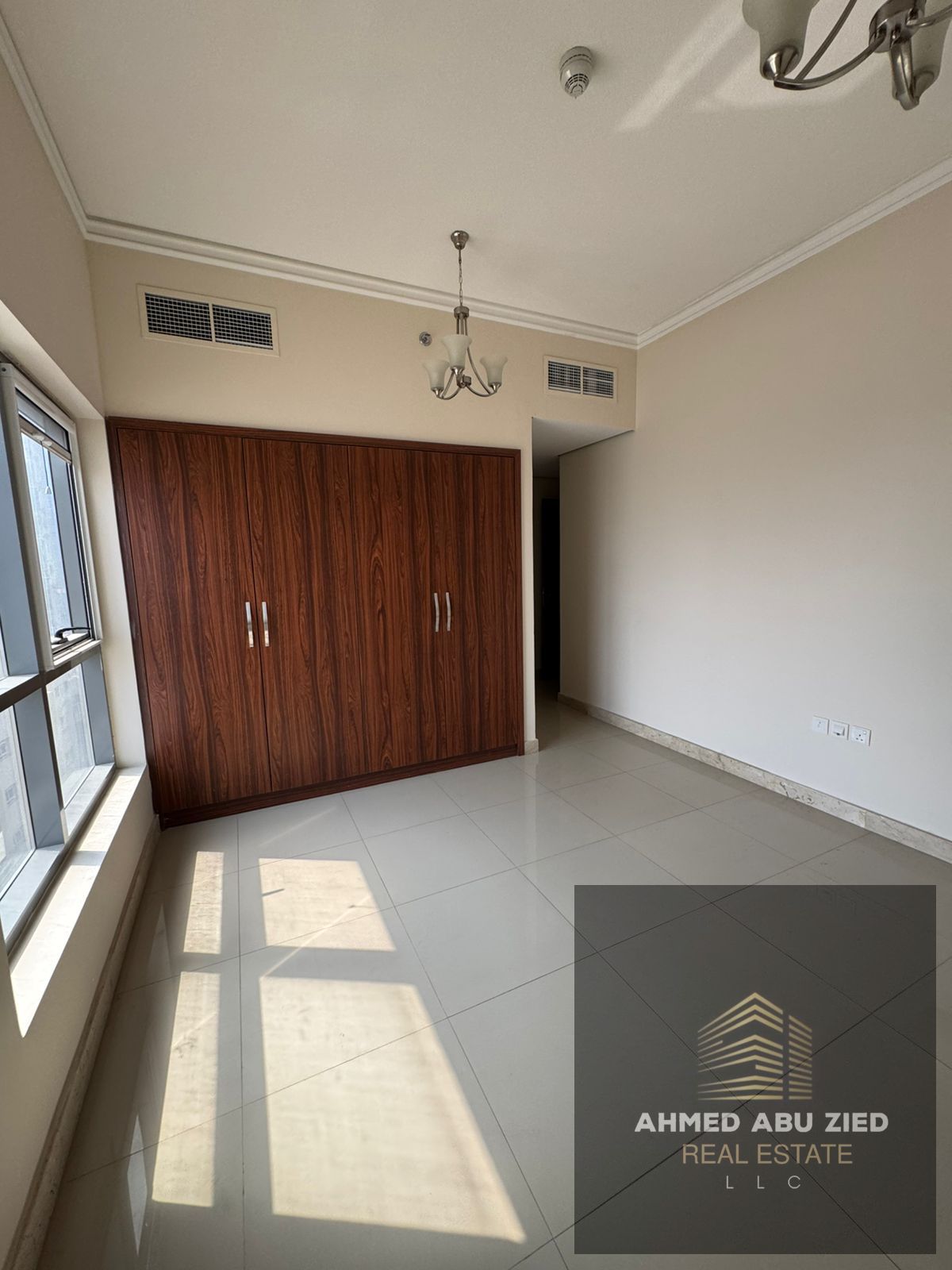 3 bedrooms and a living room with a balcony, second residence, with a maid's room and laundry room, 5 bathrooms, free parking, and one month free of c