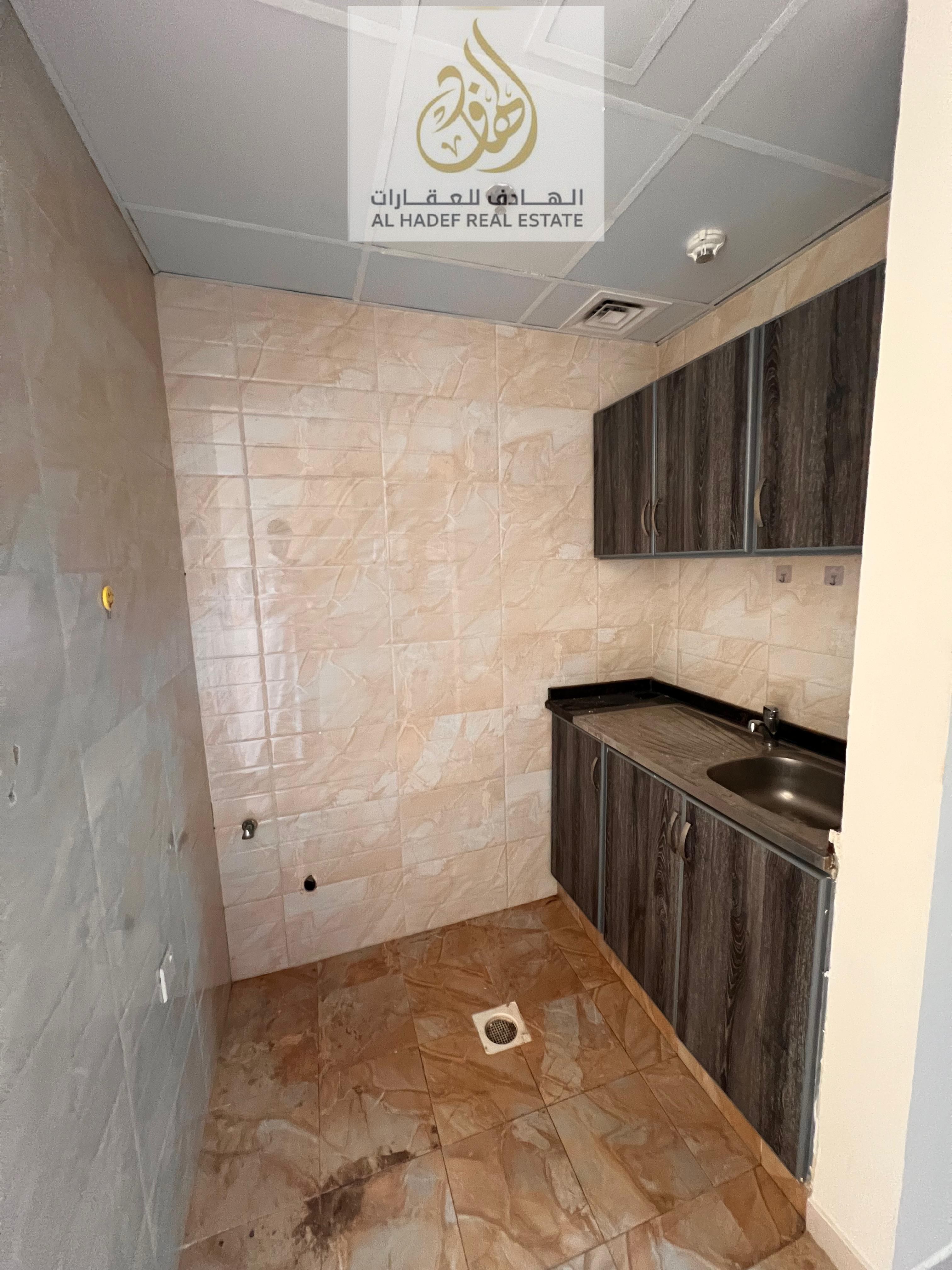 For annual rent, a well-located studio is available in Al Naeemiyah 3, offering a strategic location close to Sharjah and near the Sheikh Mohammed bin
