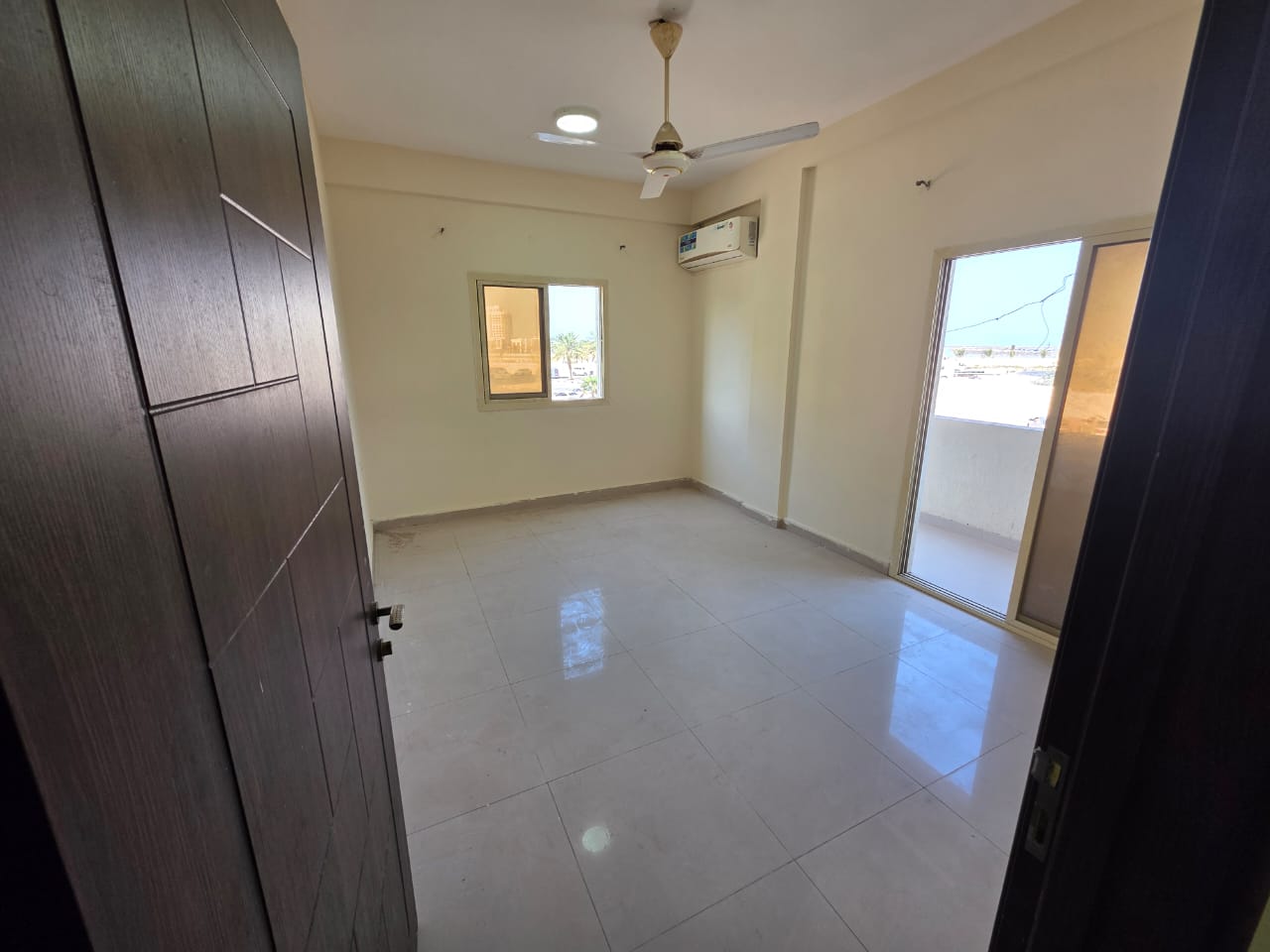 Beautiful apartments at the lowest prices for annual rent on Ajman Corniche. Three-bedroom apartment with a living room. Balcony with an excellent sea