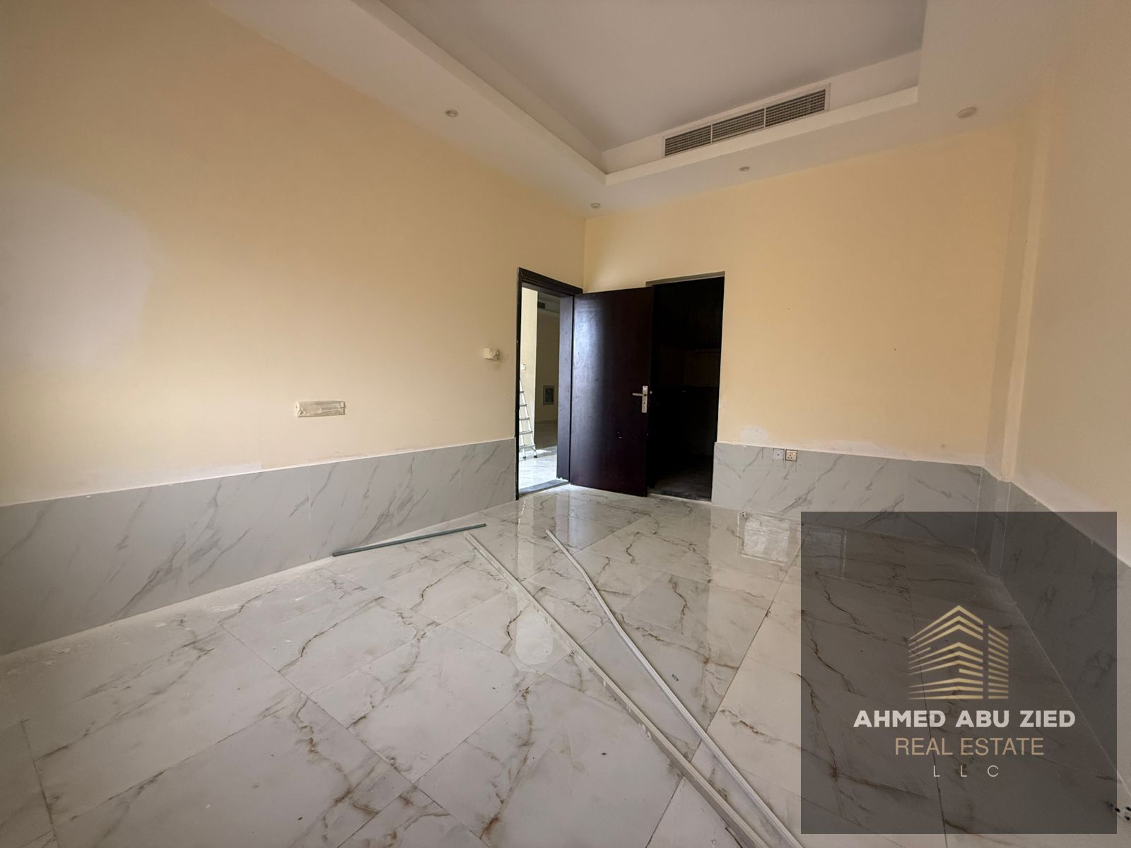 Luxurious and elegant apartment with a master bedroom, spacious living room, equipped kitchen, 2 bathrooms. Close to services, with full maintenance b