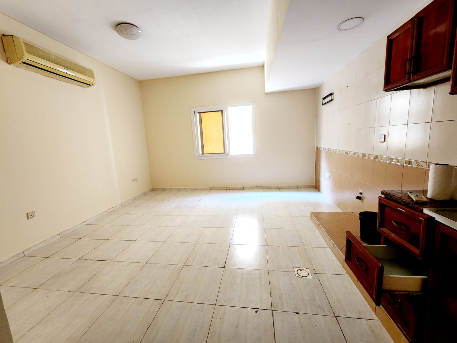 Big studio available only 20k in school area